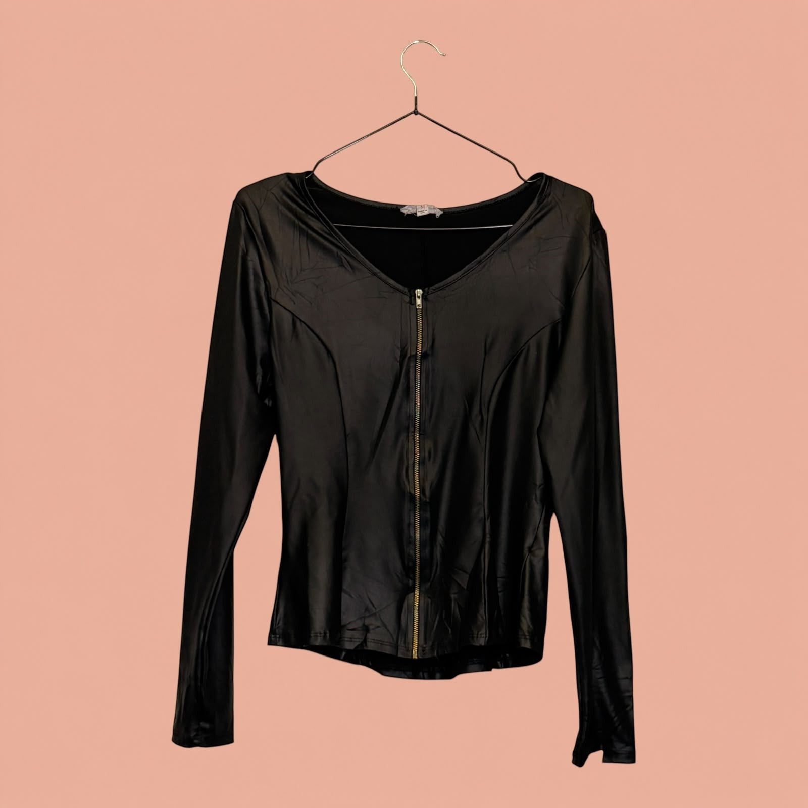 Chaqueta de eco cuero negra con cierre frontal de Tuclosetrenovado.cl, estilo segunda mano