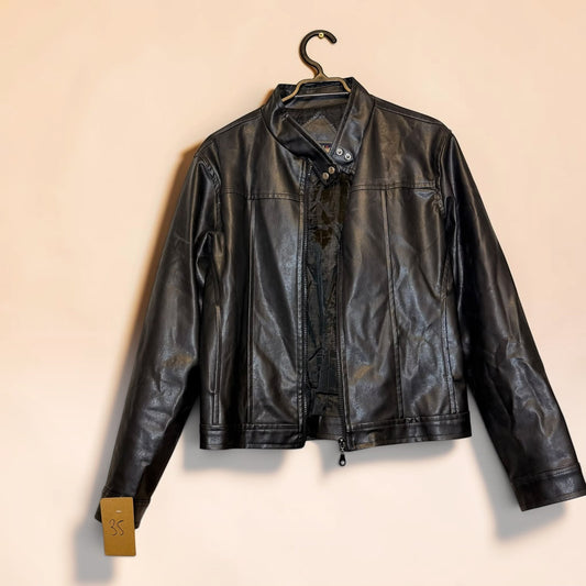 Chaqueta de eco cuero negra de segunda mano de Tuclosetrenovado.cl con cierre frontal y cuello alto