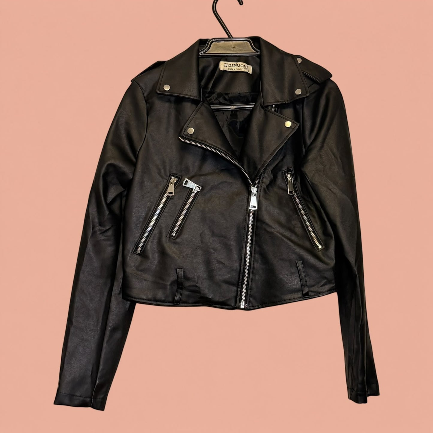 Chaqueta de eco cuero negra estilo biker con cremalleras plateadas de Tuclosetrenovado.cl