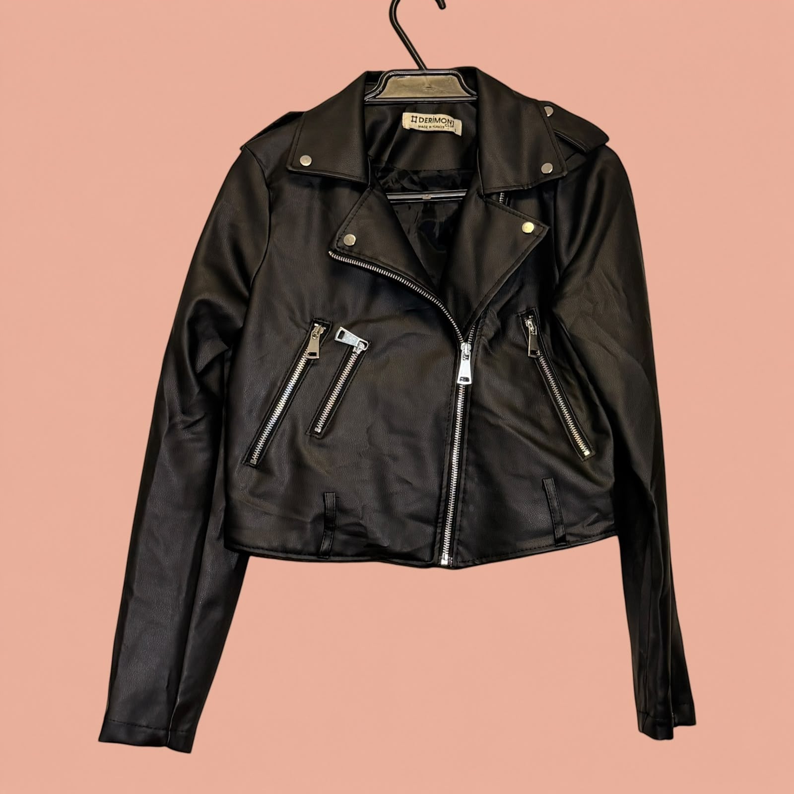 Chaqueta de eco cuero negra estilo biker con cremalleras plateadas de Tuclosetrenovado.cl