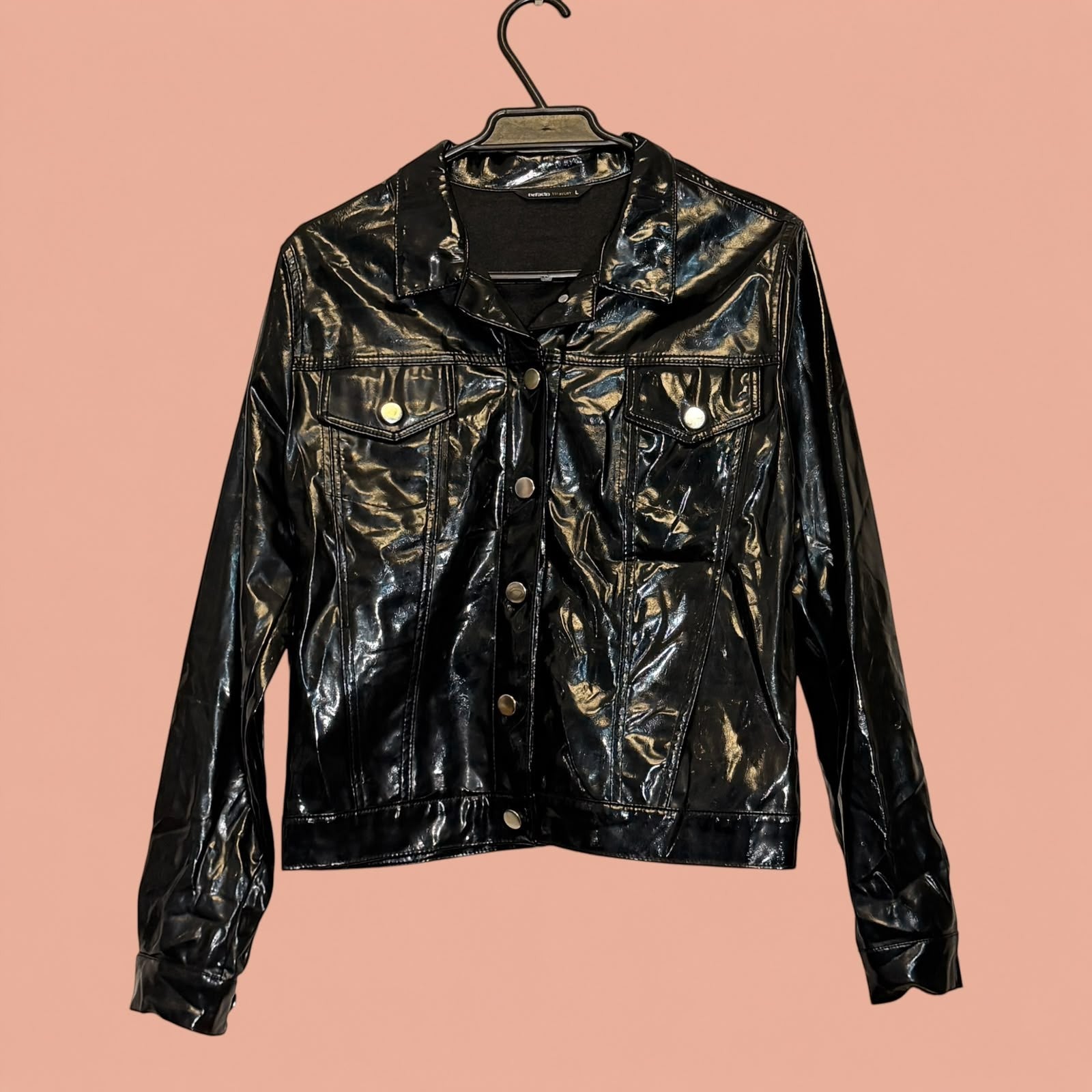 Chaqueta de eco cuero negra con acabado brillante y botones metálicos de Tuclosetrenovado.cl