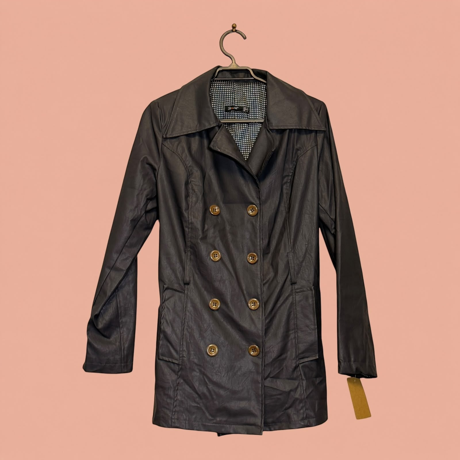 Chaqueta de eco cuero negra con doble botonadura de Tuclosetrenovado.cl, estilo clásico con forro estampado.