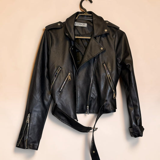 Chaqueta de eco cuero negra estilo biker de Tuclosetrenovado.cl con cremalleras metálicas y cinturón ajustable.