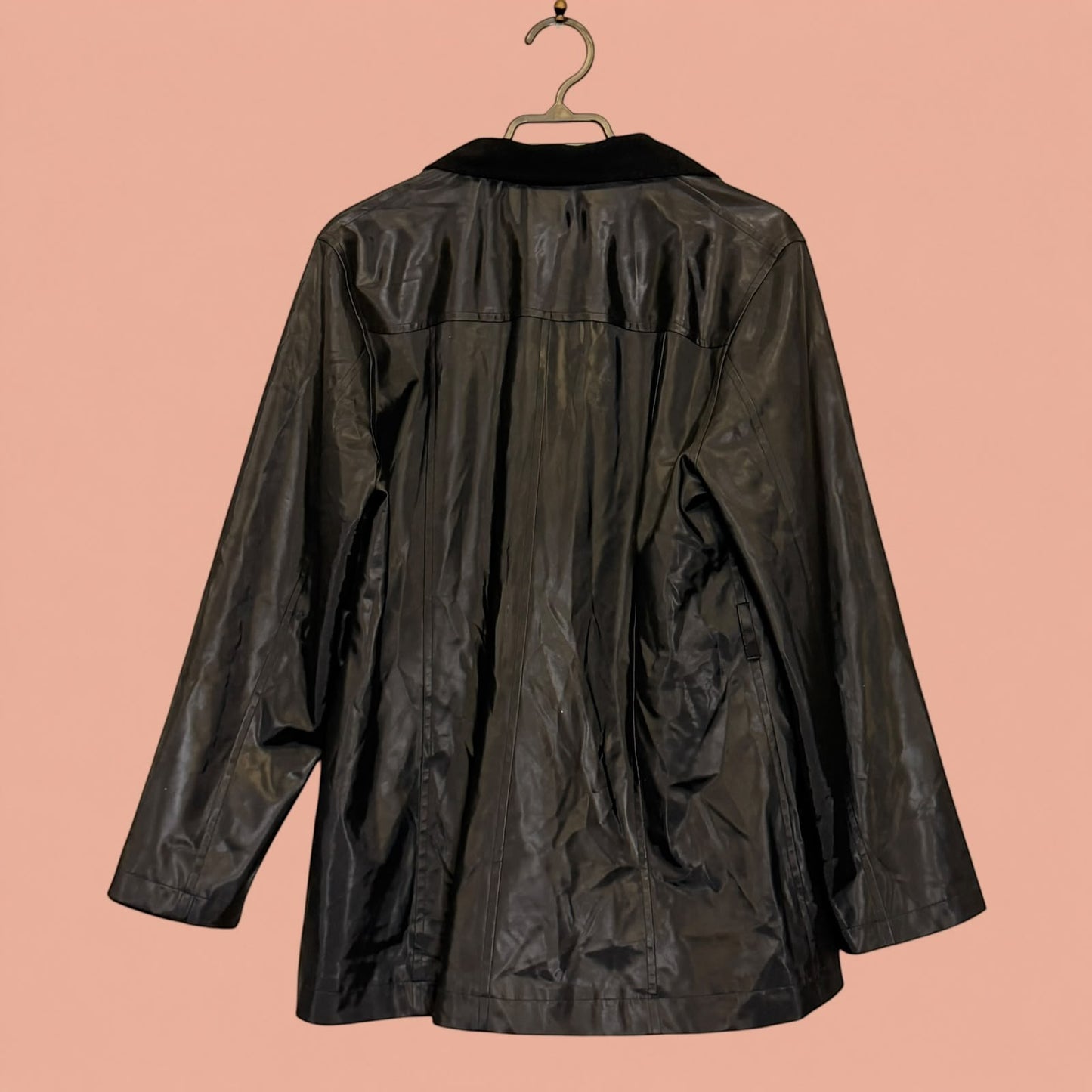 Chaqueta de eco cuero negra de segunda mano de Tuclosetrenovado.cl vista trasera con cuello clásico