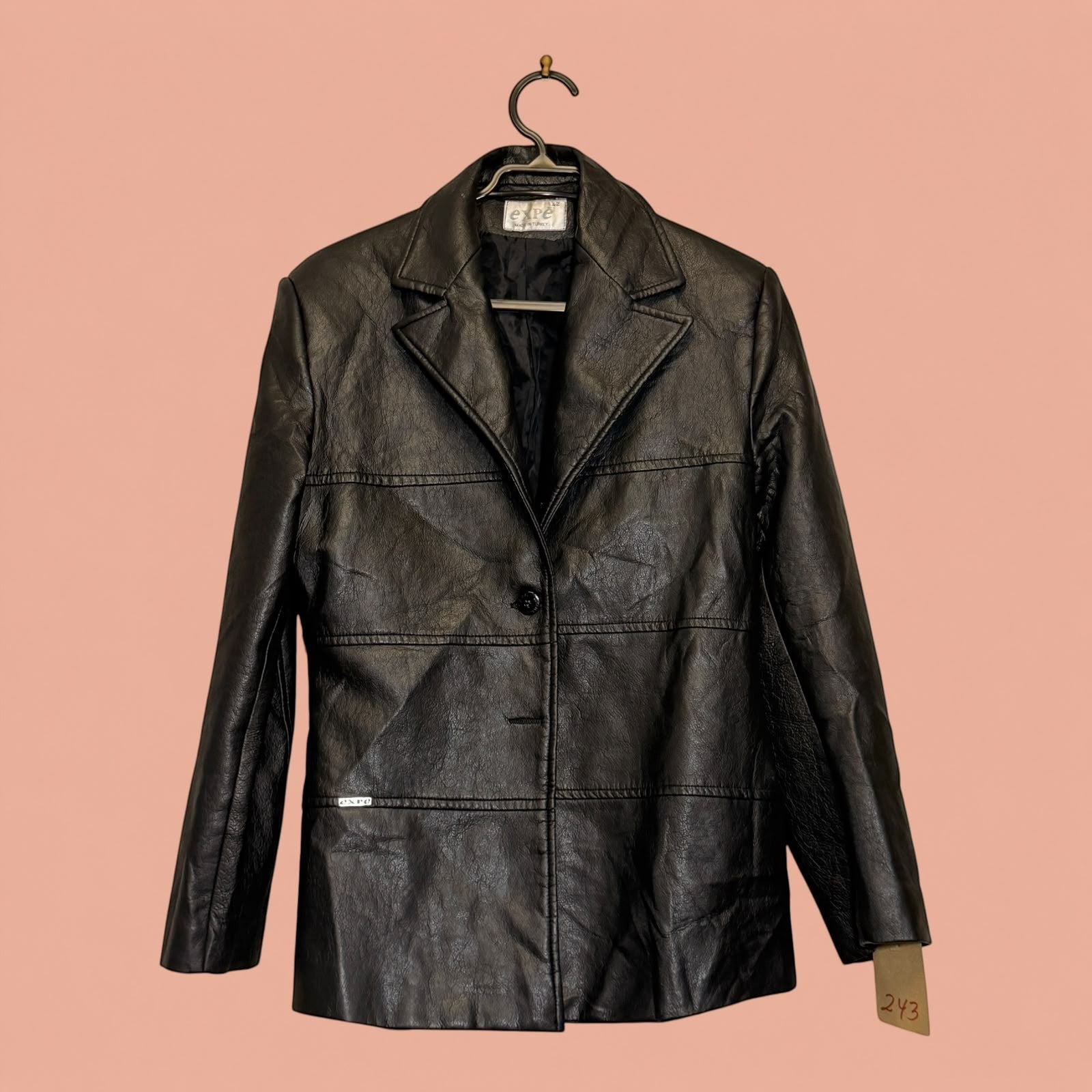 Chaqueta de eco cuero negra de Tuclosetrenovado.cl con cierre de botones y diseño estructurado de segunda mano