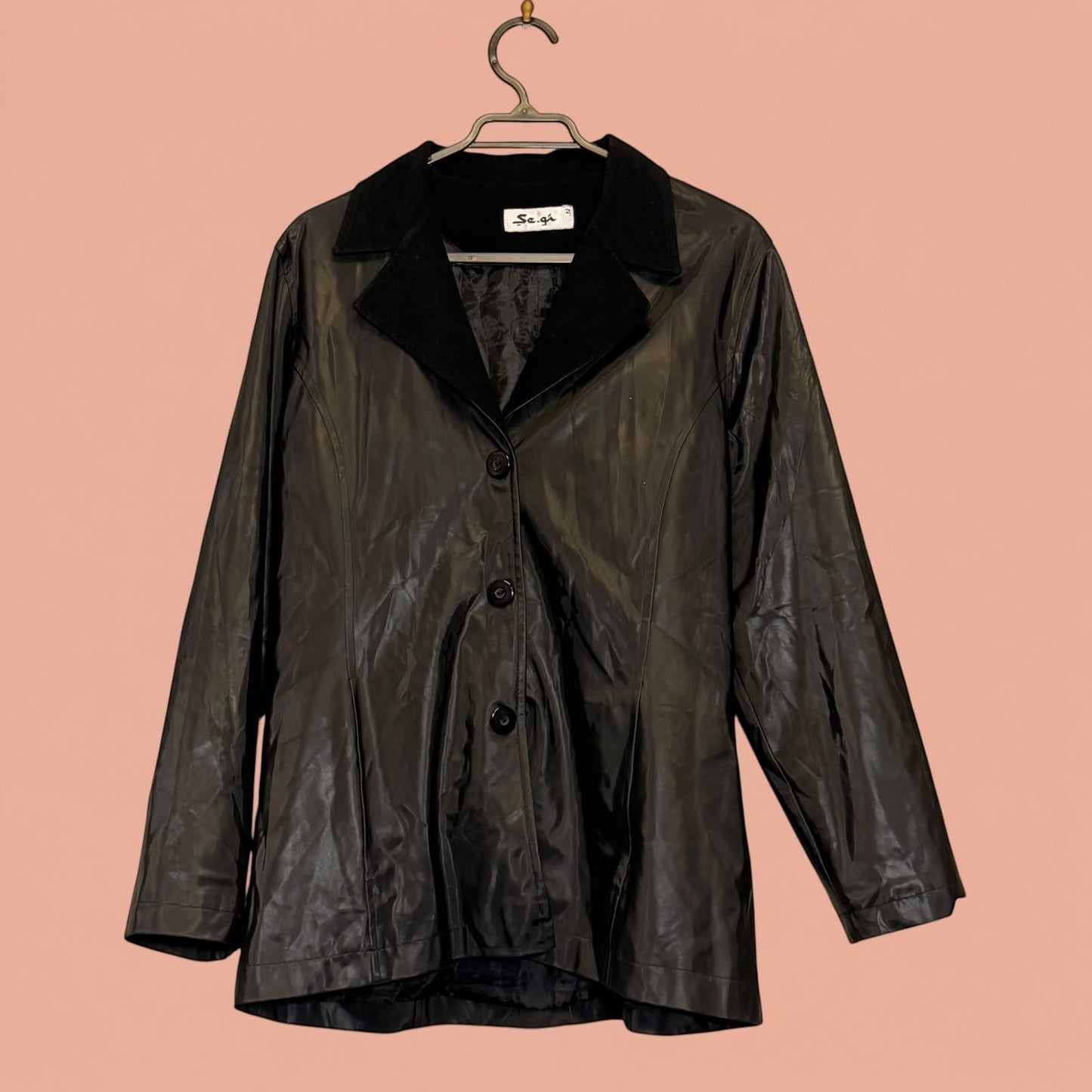Chaqueta de eco cuero negra con cuello de solapa de Tuclosetrenovado.cl, prenda de segunda mano con botones frontales.