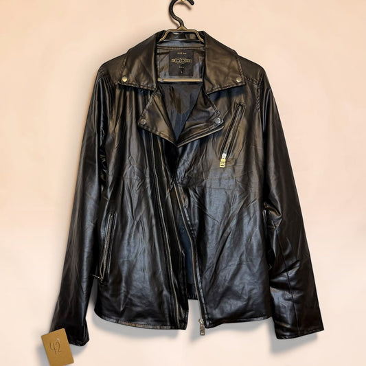 Chaqueta de eco cuero negra de segunda mano de Tuclosetrenovado.cl con cremalleras metálicas y solapas clásicas