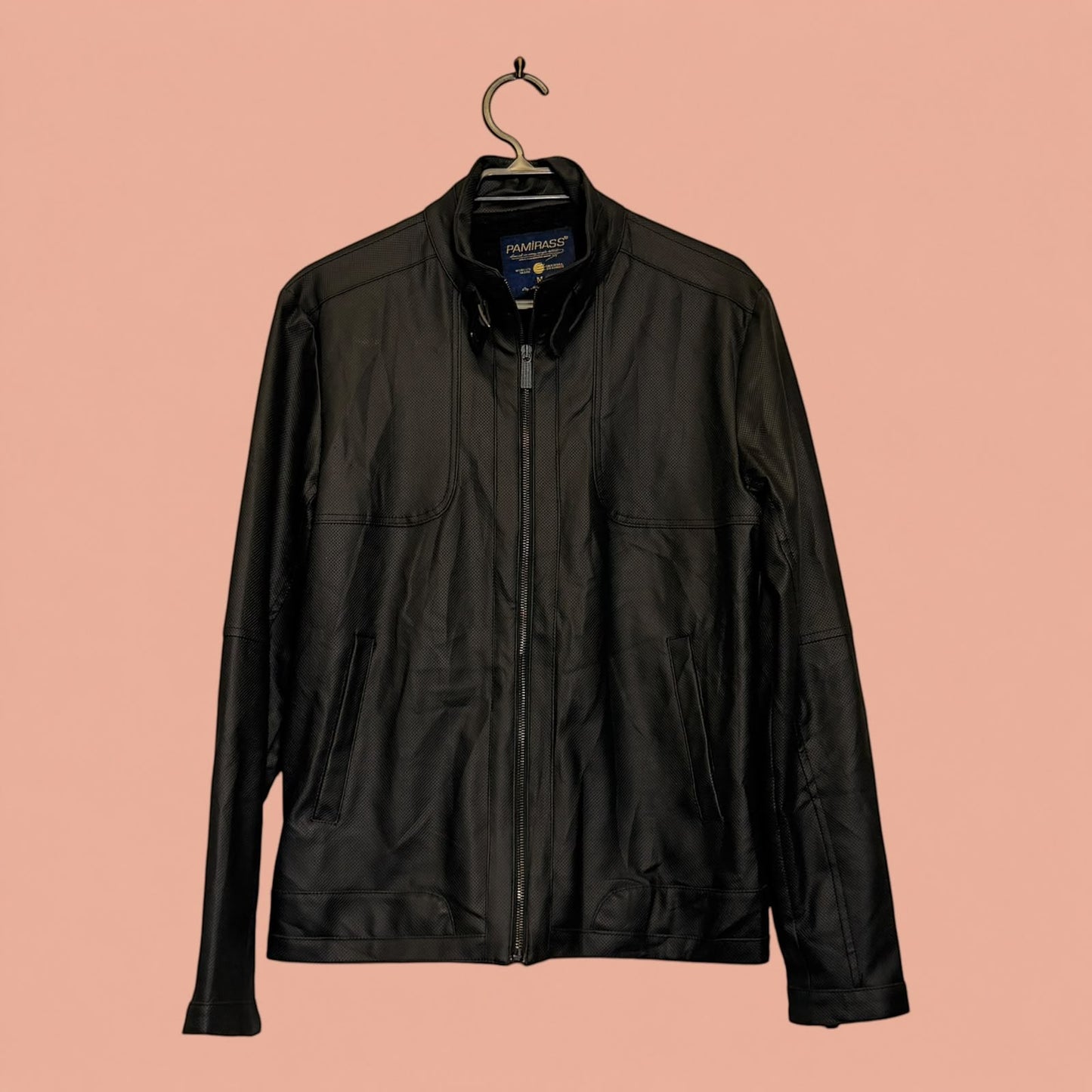 Chaqueta de hombre Tuclosetrenovado.cl de eco cuero negro con cierre frontal y cuello alto