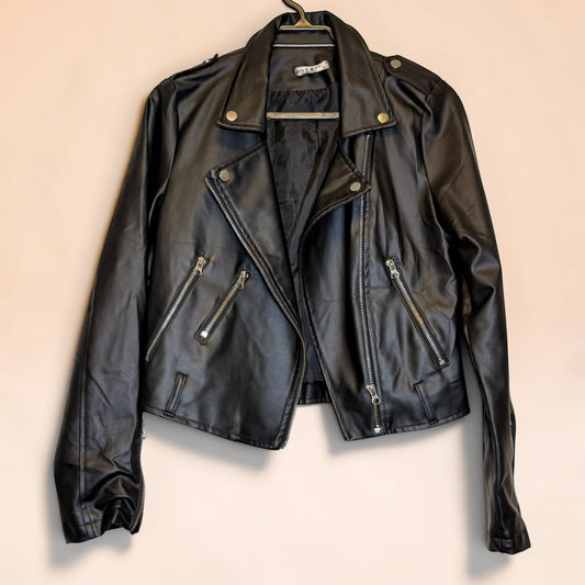 Chaqueta de eco cuero negra estilo biker de segunda mano de Tuclosetrenovado.cl con cremalleras metálicas
