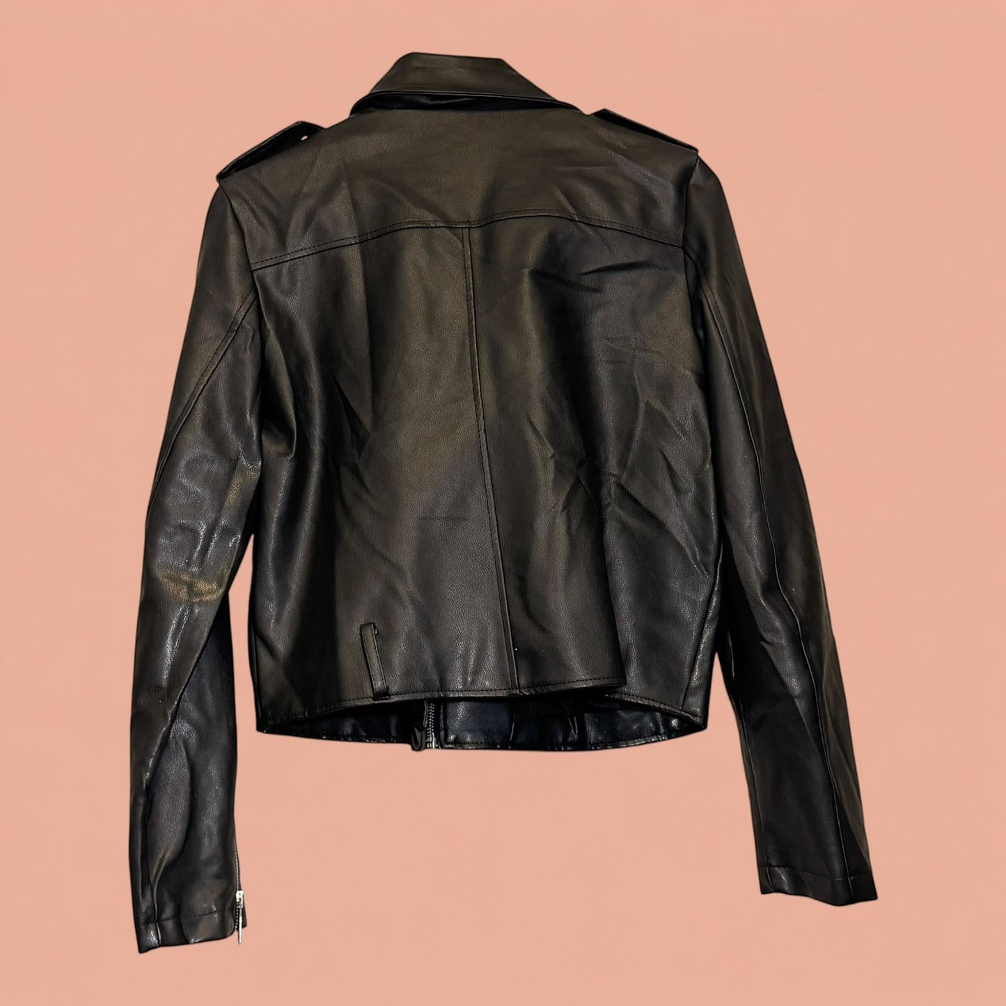 Chaqueta de eco cuero negra de segunda mano de Tuclosetrenovado.cl vista desde la parte posterior