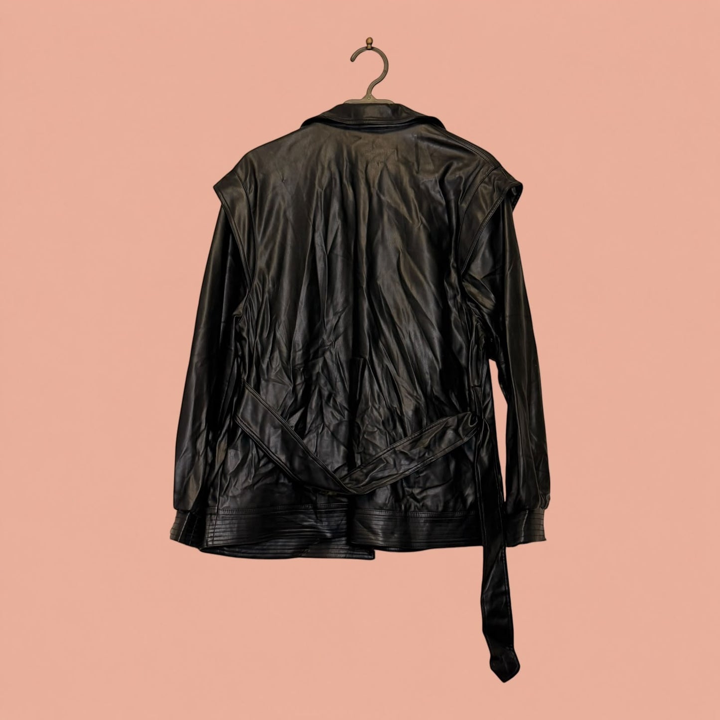 Chaqueta de eco cuero negra de segunda mano con cinturón, vista trasera, de Tuclosetrenovado.cl
