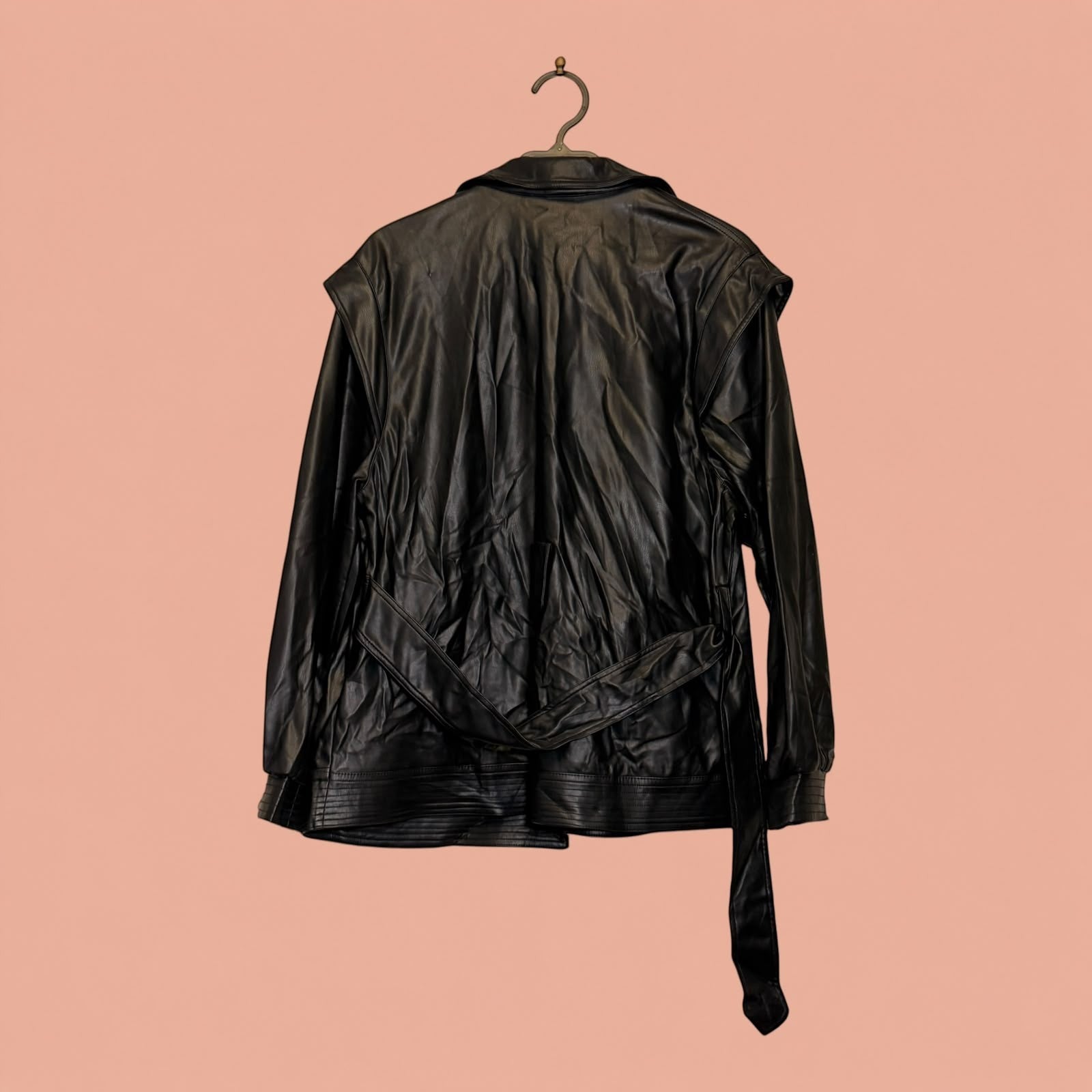 Chaqueta de eco cuero negra de segunda mano con cinturón, vista trasera, de Tuclosetrenovado.cl