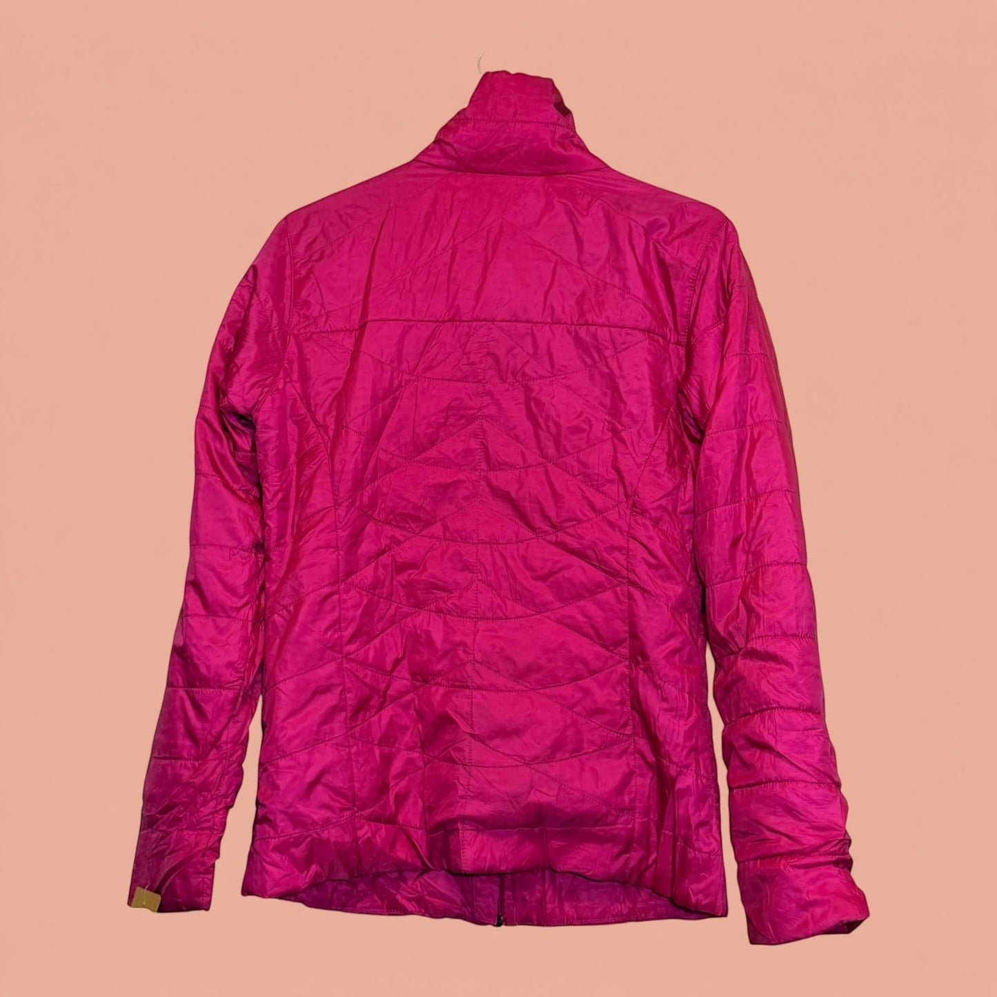 Chaqueta acolchada fucsia de segunda mano Tuclosetrenovado.cl con diseño de costuras curvas en la espalda