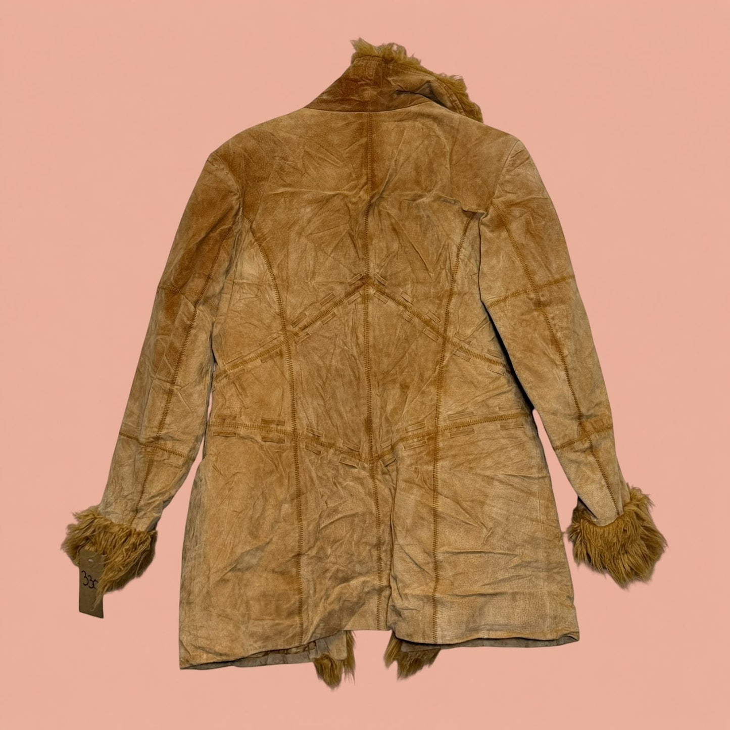 Chaqueta gamulan de ante color camel con detalles de piel sintética en puños y cuello de Tuclosetrenovado.cl