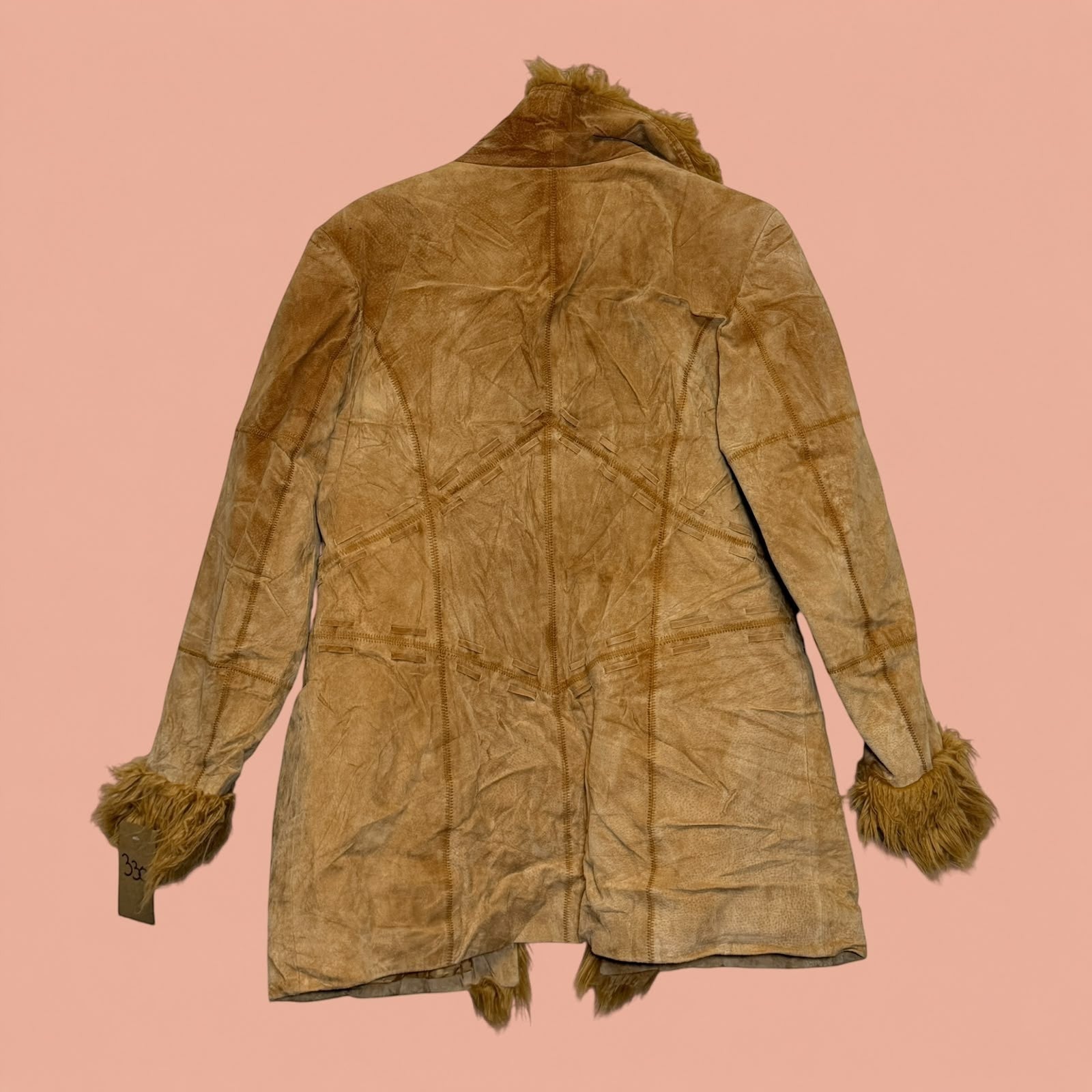 Chaqueta gamulan de ante color camel con detalles de piel sintética en puños y cuello de Tuclosetrenovado.cl