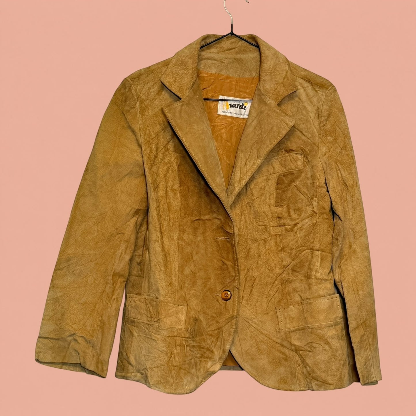 Chaqueta gamulan de ante color camel de Tuclosetrenovado.cl con solapas clásicas y cierre de un botón