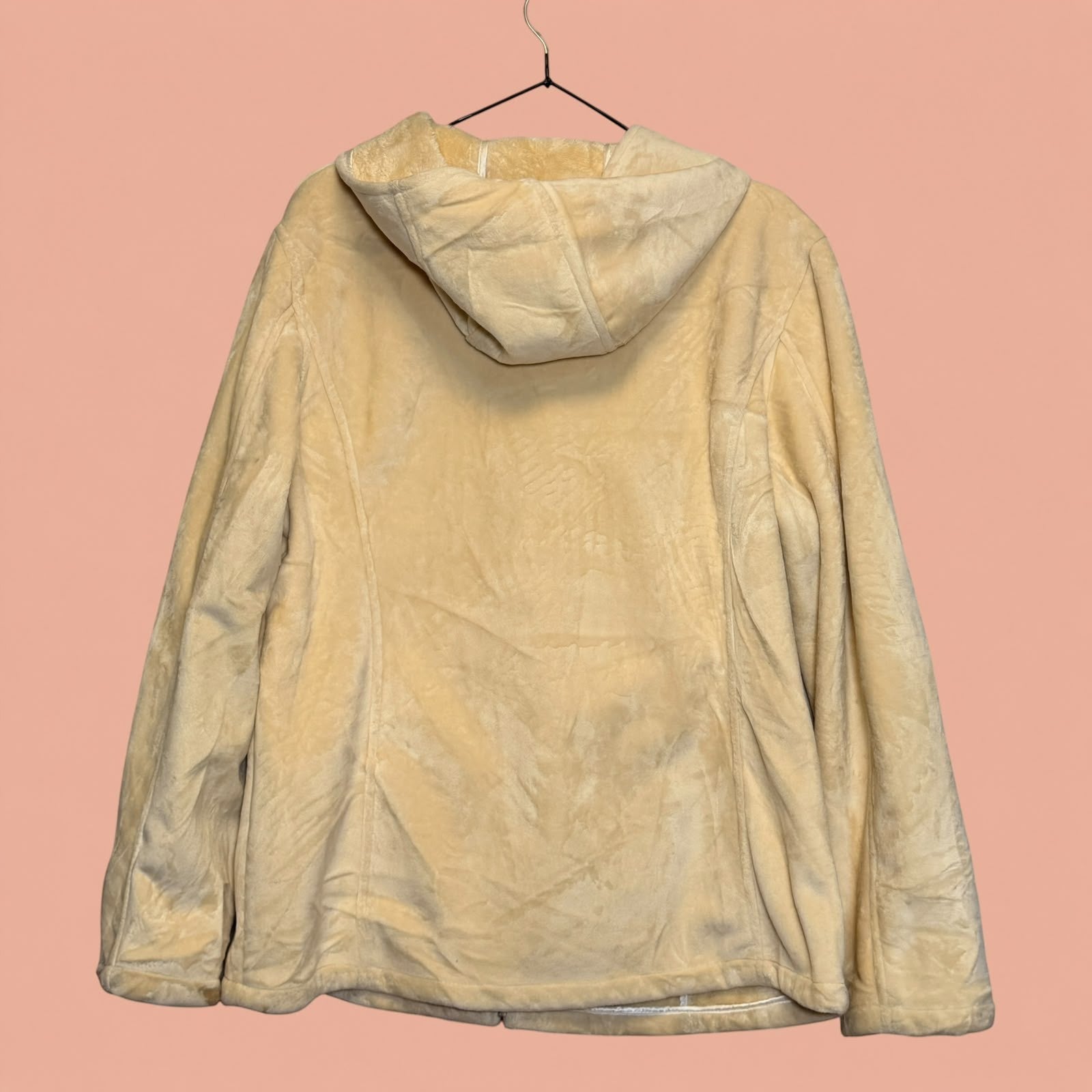 Chaqueta gamulan beige de segunda mano con capucha de Tuclosetrenovado.cl, textura suave y cálida
