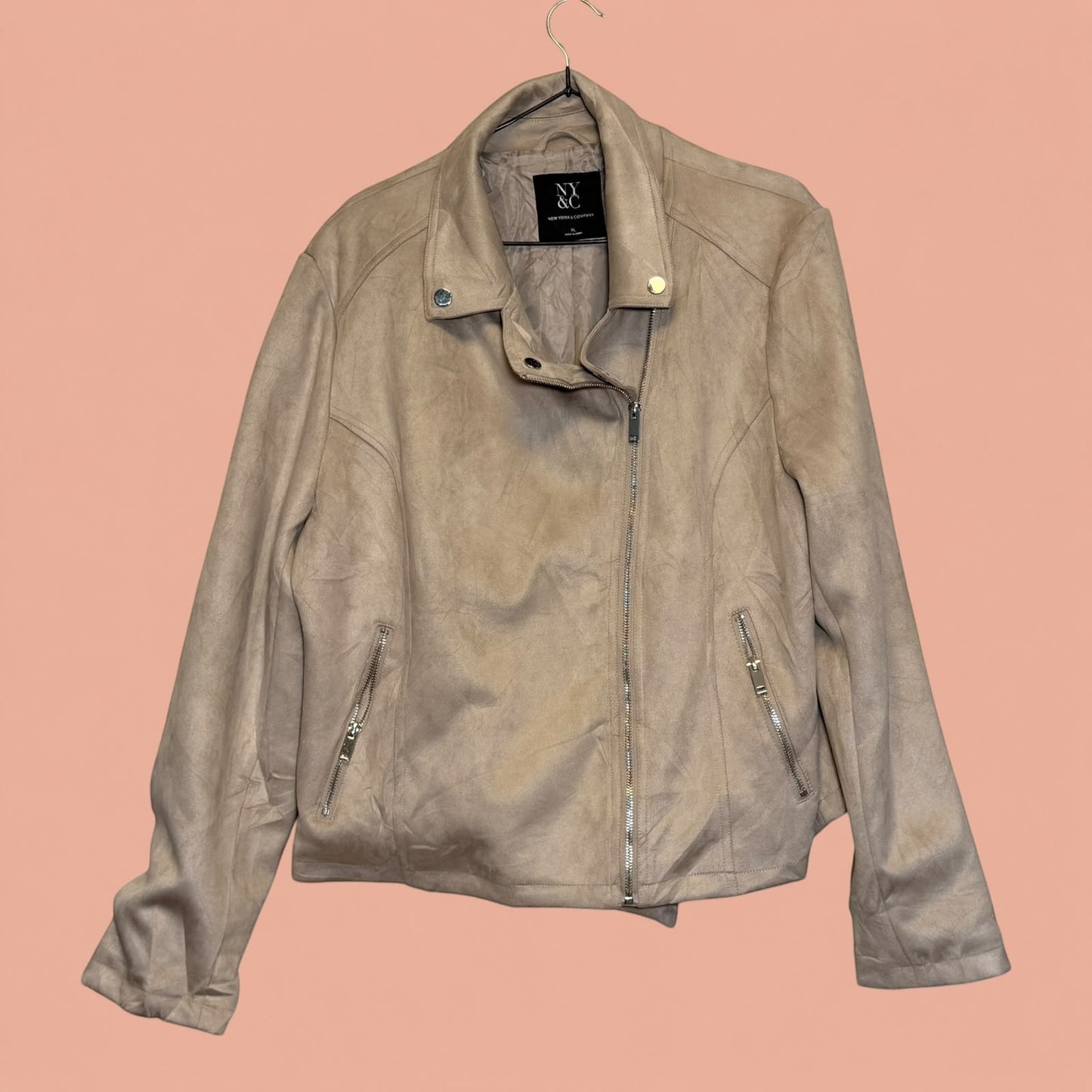 Chaqueta gamulan beige de Tuclosetrenovado.cl con cierre cruzado, solapas y bolsillos laterales con cremallera