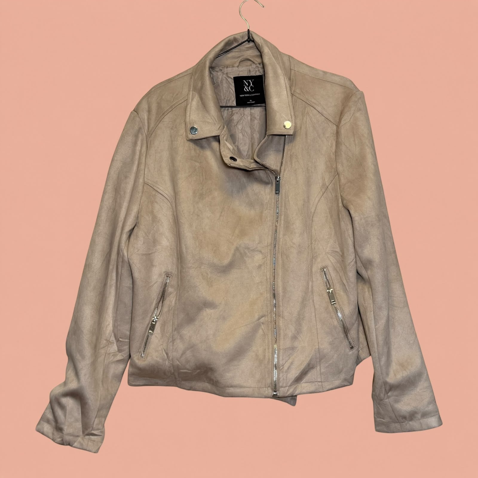 Chaqueta gamulan beige de Tuclosetrenovado.cl con cierre cruzado, solapas y bolsillos laterales con cremallera