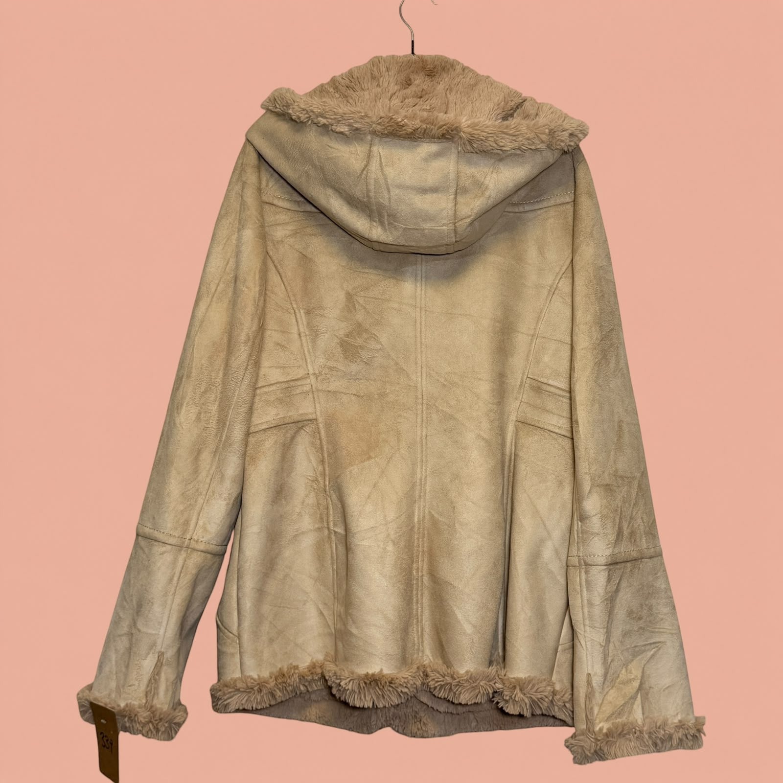Chaqueta gamulan beige de segunda mano de Tuclosetrenovado.cl con capucha y forro de piel sintética