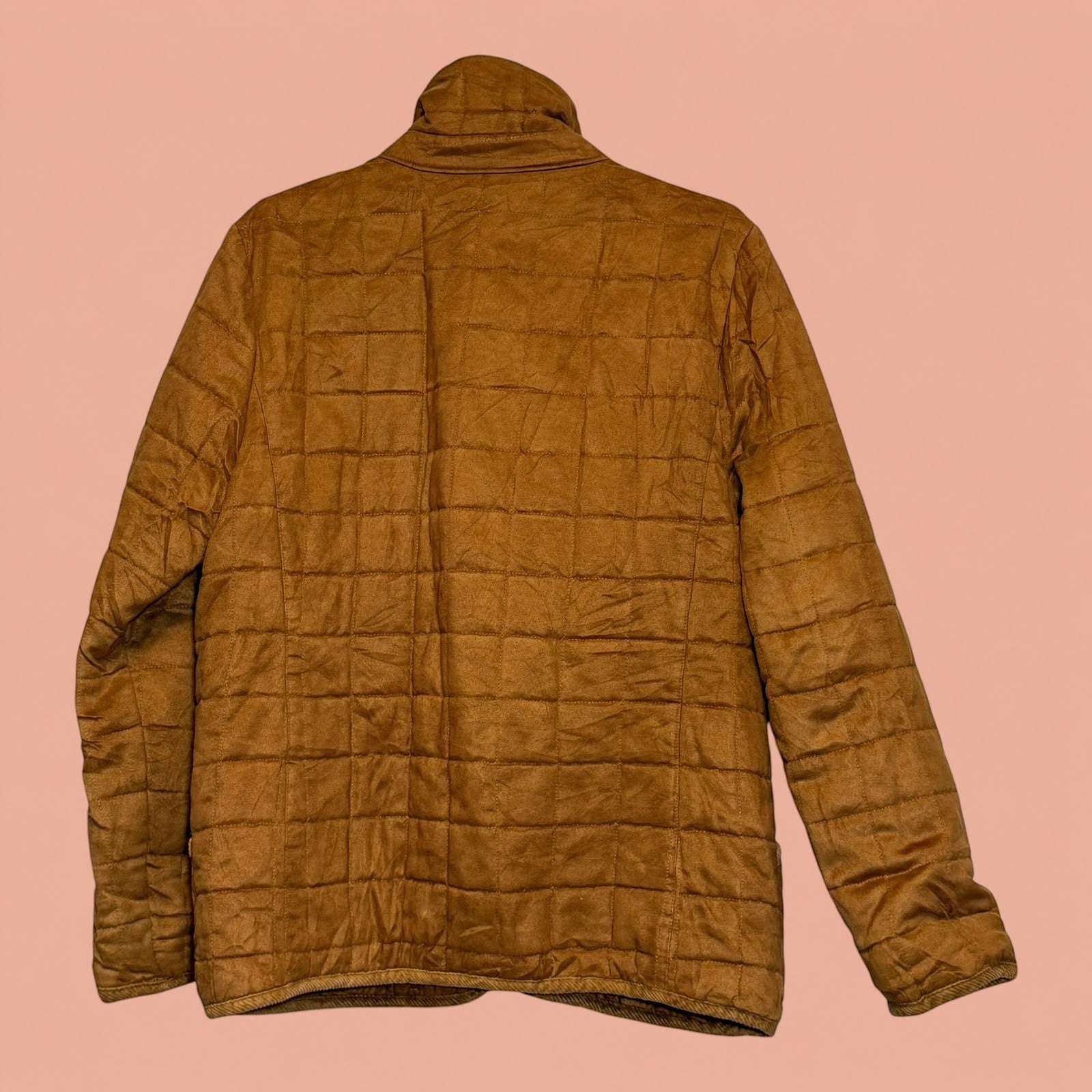 Chaqueta gamulan color café con diseño acolchado de Tuclosetrenovado.cl, vista trasera de prenda de segunda mano.