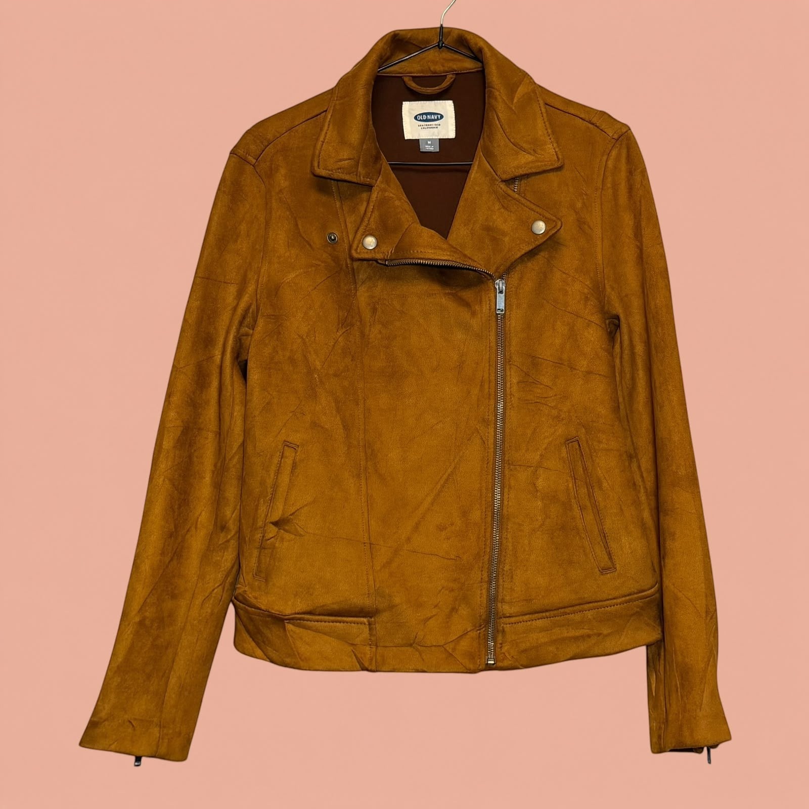 Chaqueta gamulan color café de gamuza sintética con cierre cruzado y botones metálicos de Tuclosetrenovado.cl