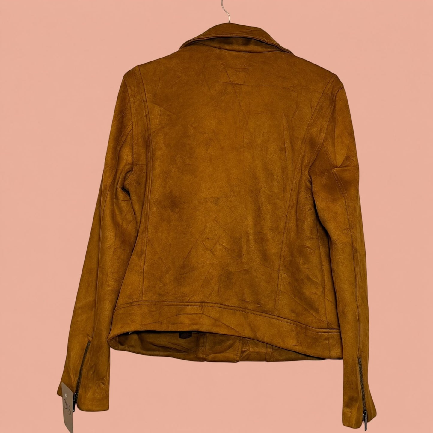 Chaqueta gamulan color café de Tuclosetrenovado.cl con textura de gamuza y cierre en las mangas