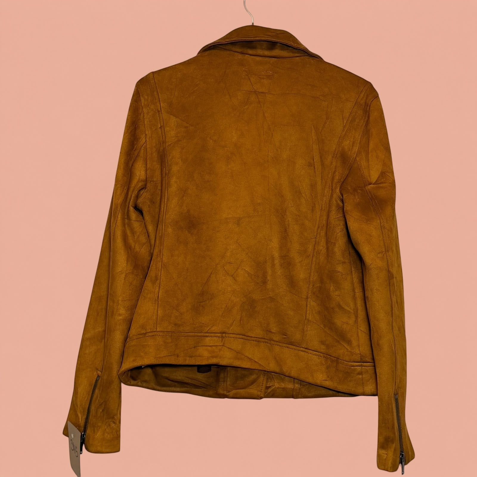 Chaqueta gamulan color café de Tuclosetrenovado.cl con textura de gamuza y cierre en las mangas