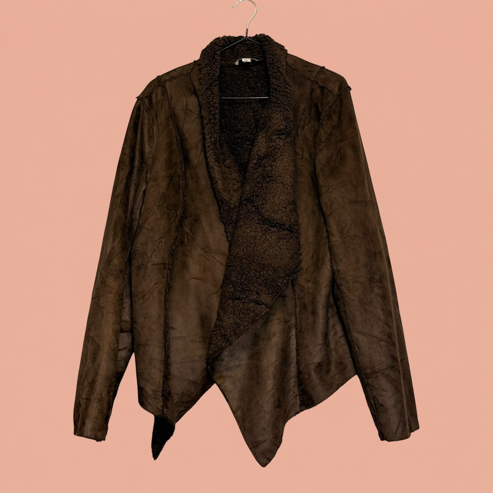 Chaqueta gamulan Tuclosetrenovado.cl de color café con forro de chiporro y diseño asimétrico de segunda mano