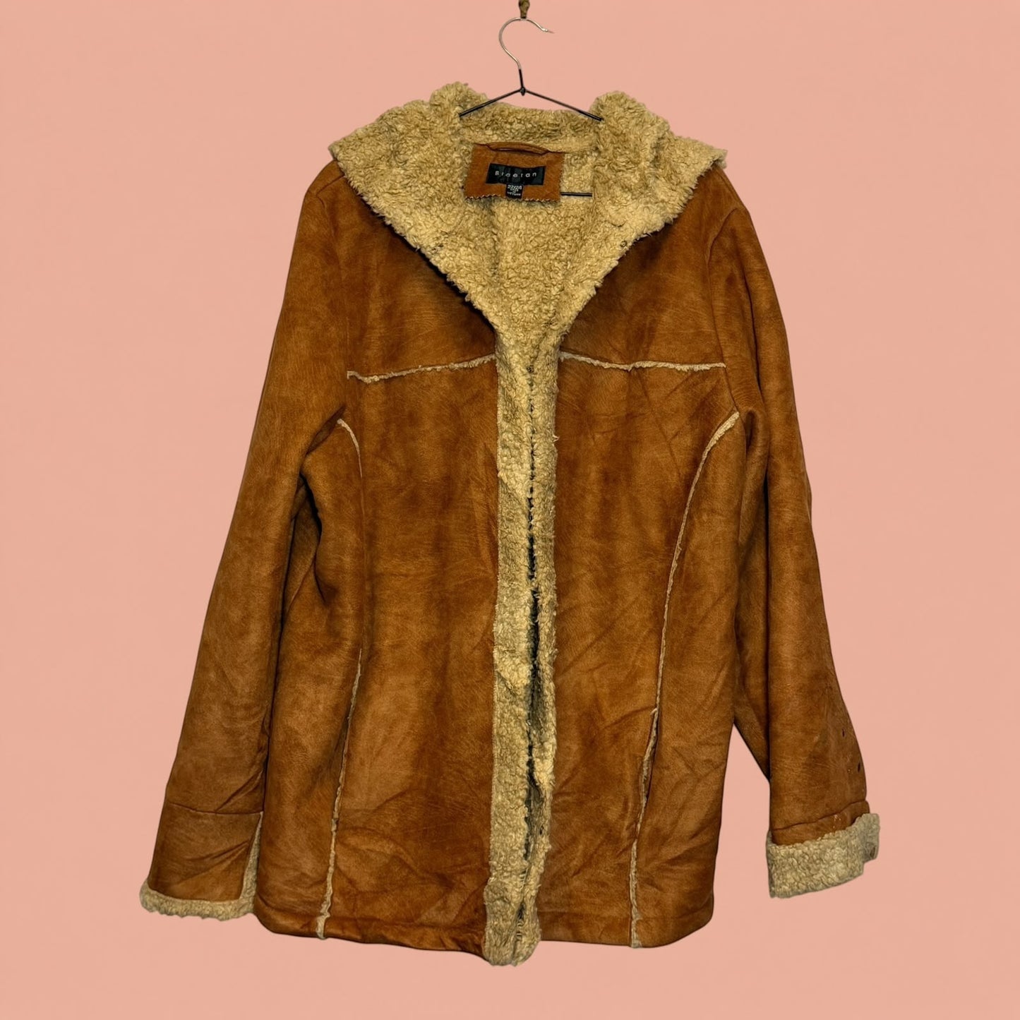 Chaqueta gamulan Tuclosetrenovado.cl color café con forro de chiporro beige, estilo vintage de segunda mano