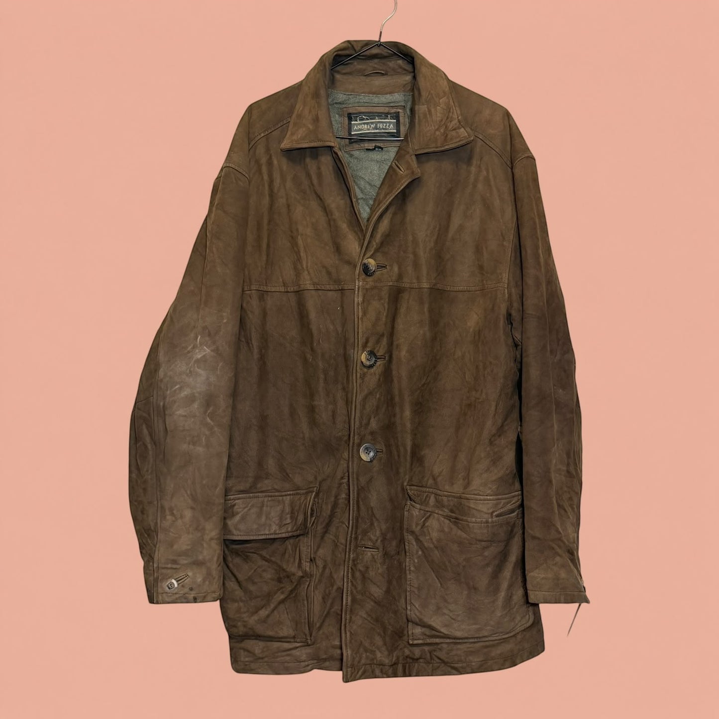 Chaqueta gamulan de hombre color café de Tuclosetrenovado.cl con botones frontales y bolsillos amplios