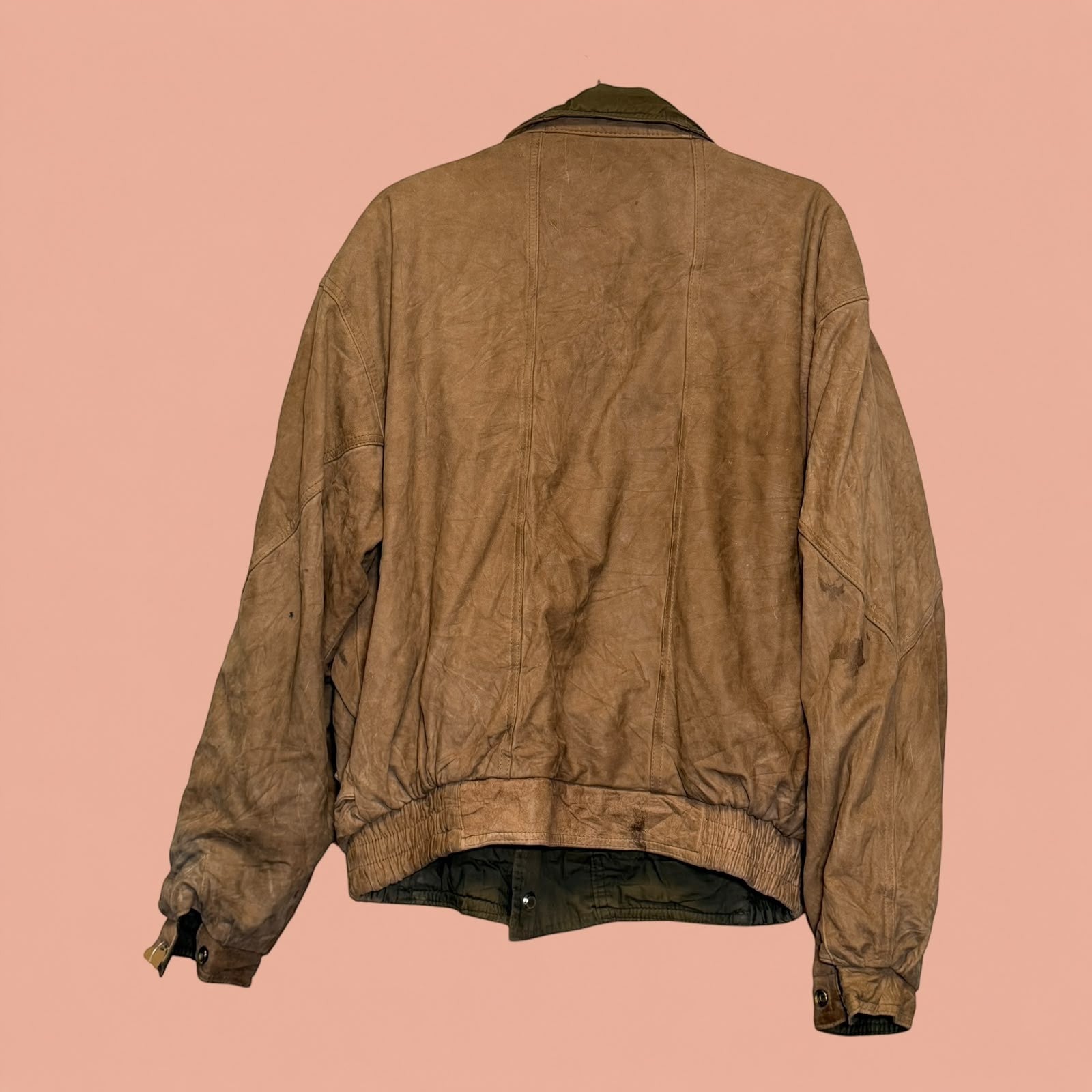 Chaqueta gamulan de hombre color café de Tuclosetrenovado.cl, estilo vintage con textura de cuero desgastado.