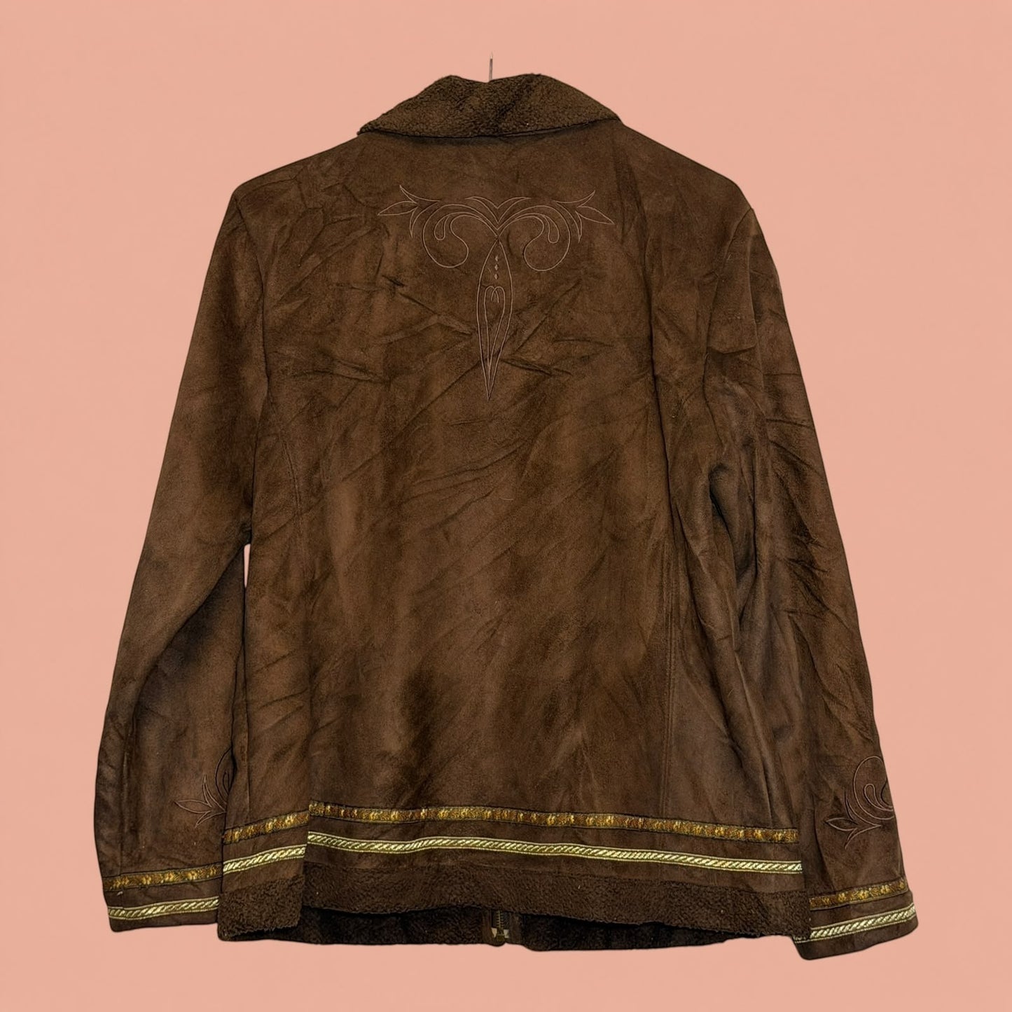 Chaqueta gamulan Tuclosetrenovado.cl de color café con bordados decorativos y detalles dorados en el borde