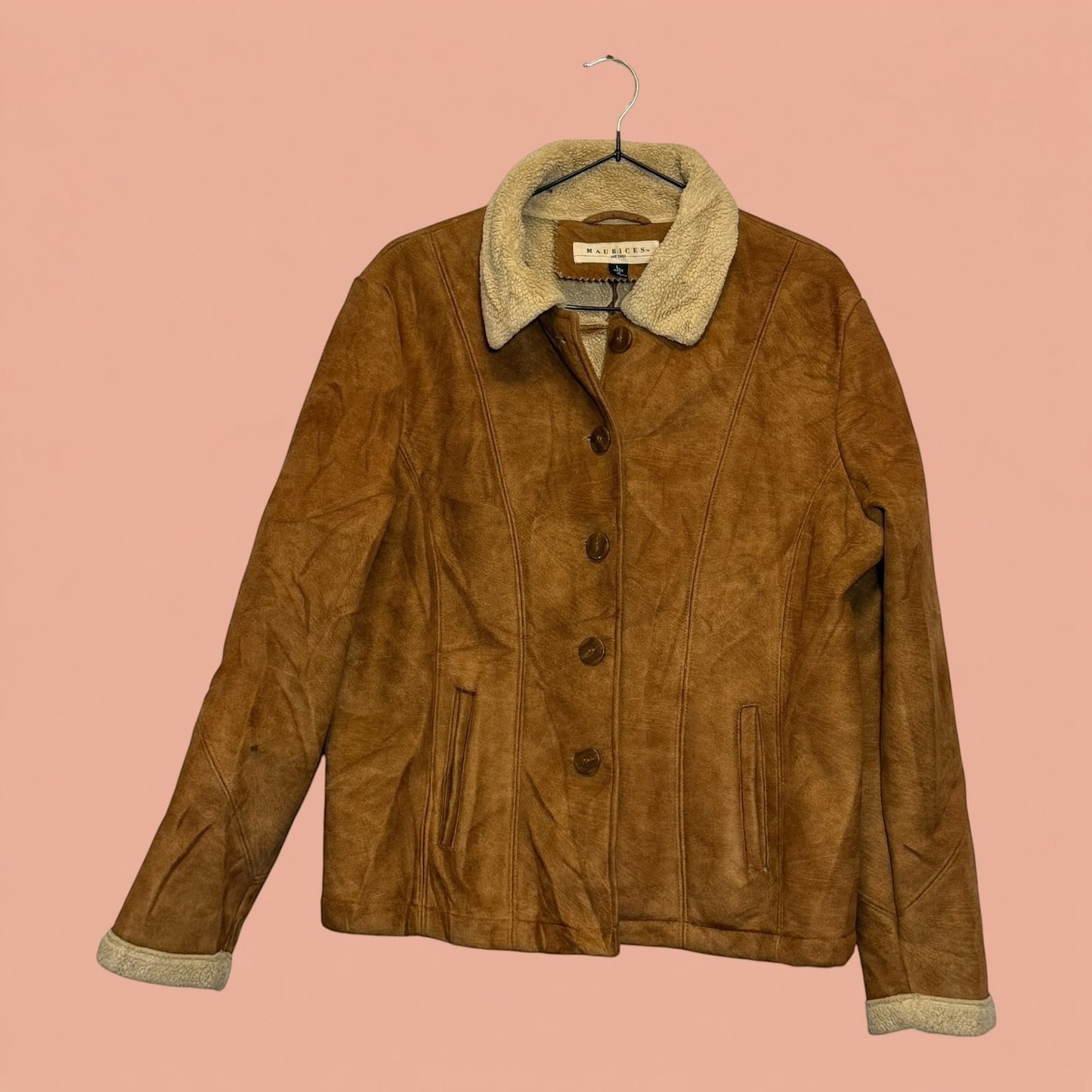 Chaqueta gamulan Tuclosetrenovado.cl color café con forro de chiporro beige y cierre de botones