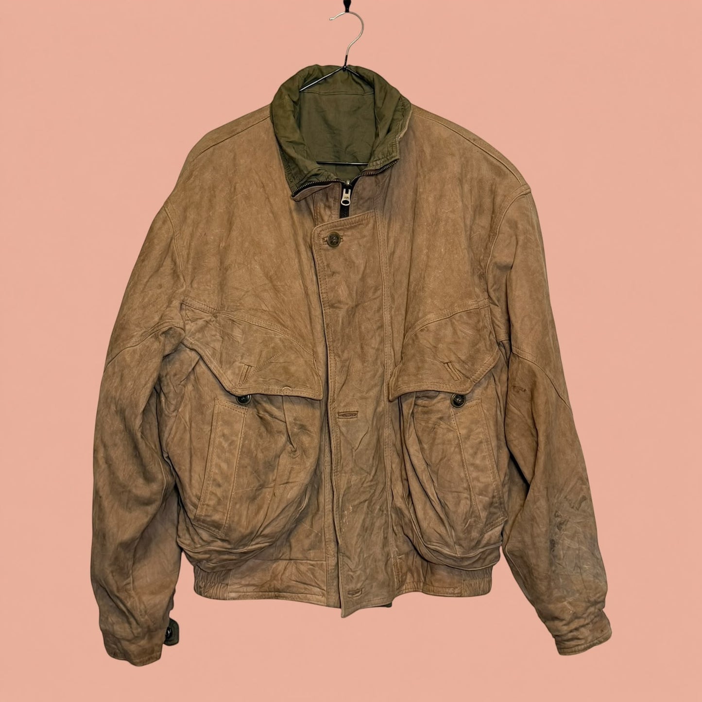 Chaqueta gamulan de hombre color café con cuello verde, estilo vintage de Tuclosetrenovado.cl