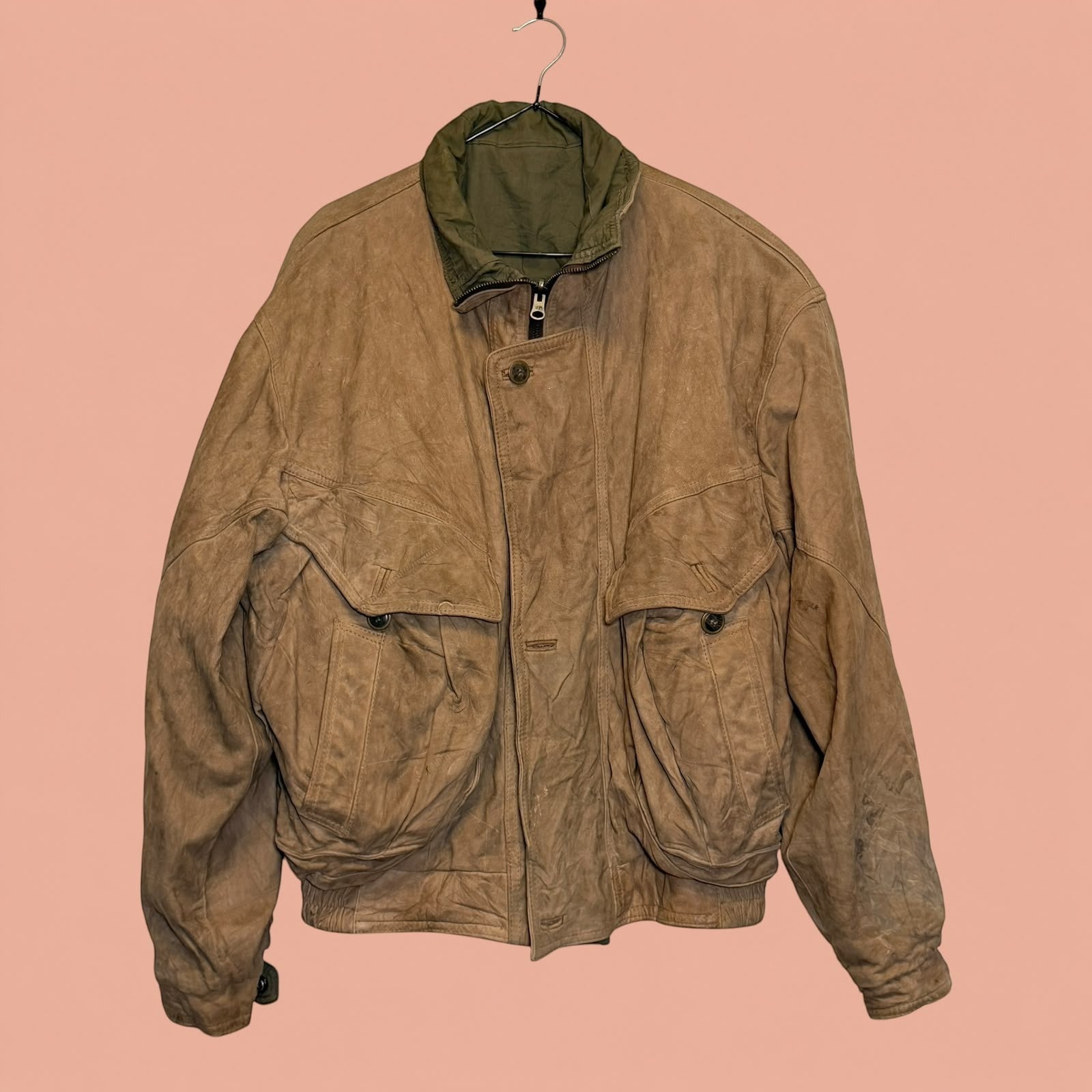 Chaqueta gamulan de hombre color café con cuello verde, estilo vintage de Tuclosetrenovado.cl
