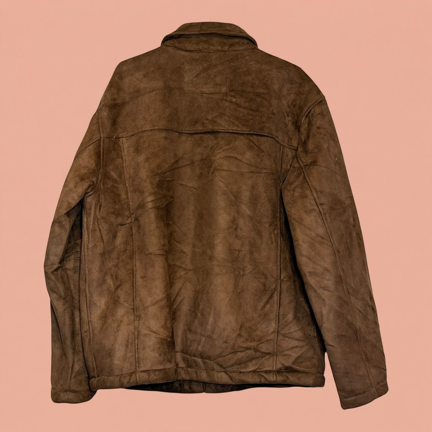 Chaqueta gamulan de hombre color café de Tuclosetrenovado.cl, vista trasera de prenda de segunda mano