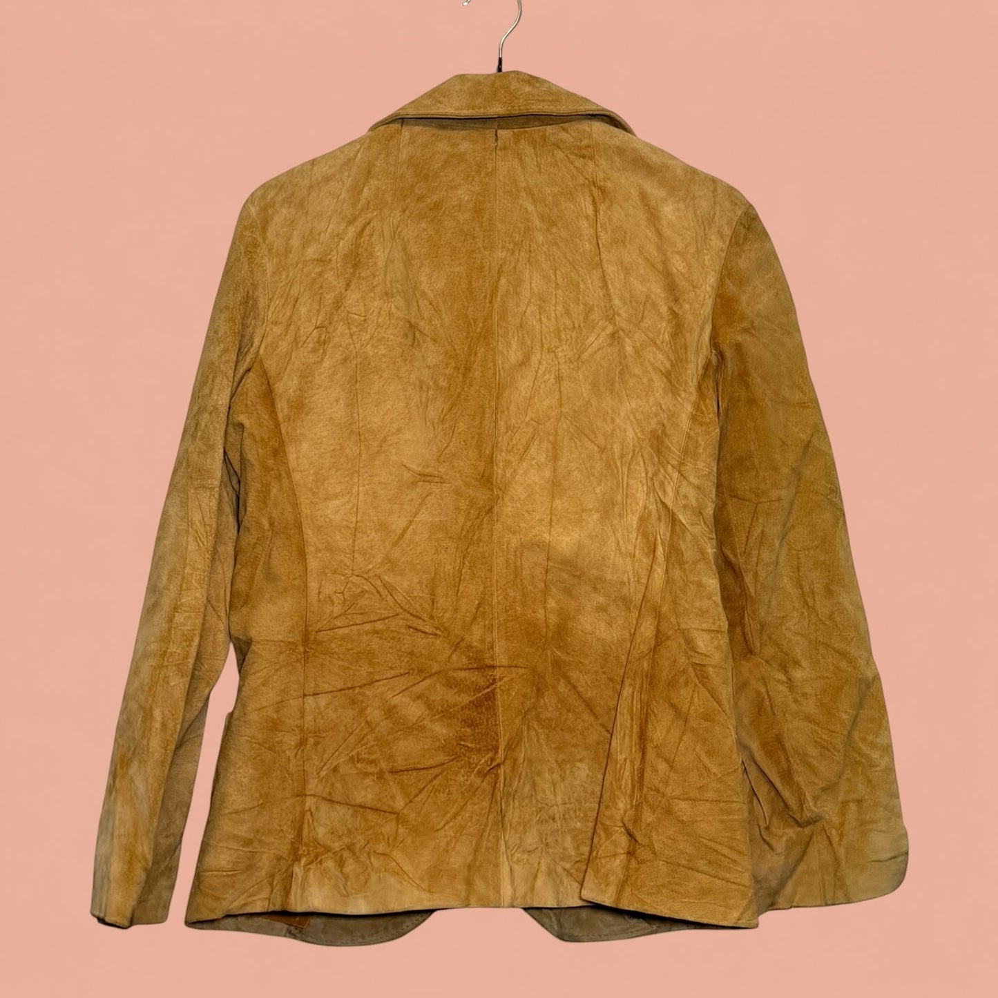 Chaqueta gamulan de ante color camel de Tuclosetrenovado.cl, vista trasera de prenda de segunda mano