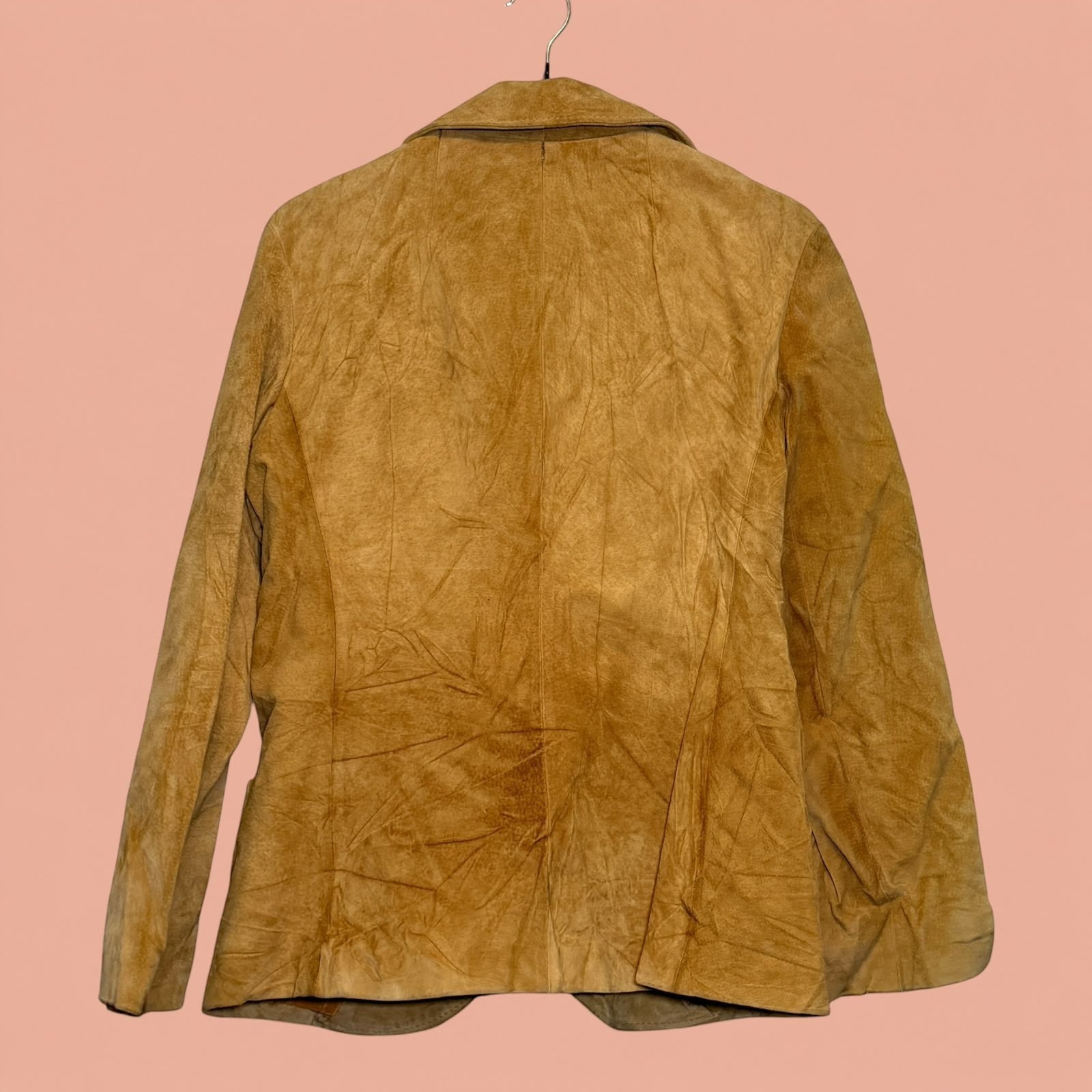 Chaqueta gamulan de ante color camel de Tuclosetrenovado.cl, vista trasera de prenda de segunda mano
