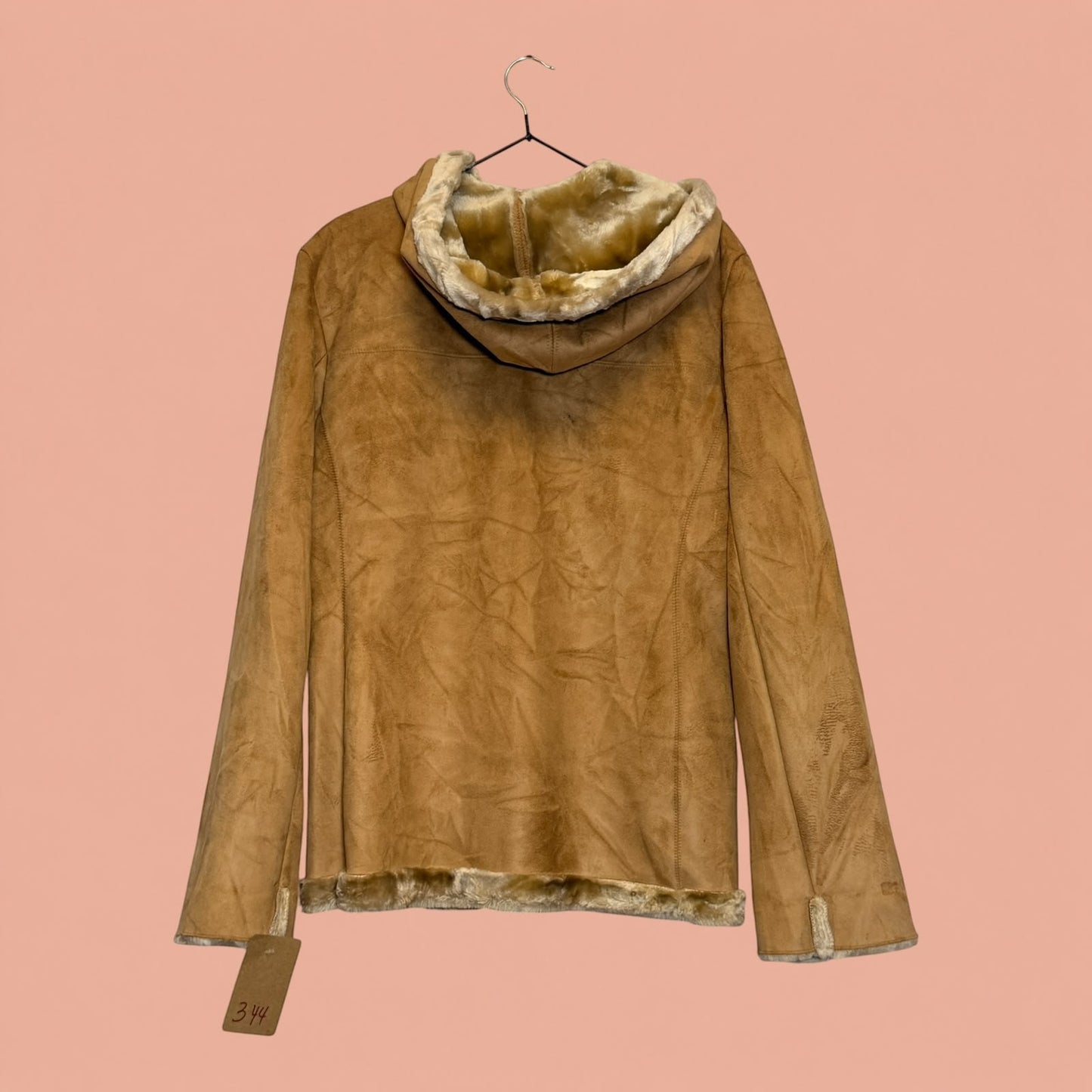 Chaqueta gamulan color camel con forro de piel sintética y capucha de Tuclosetrenovado.cl