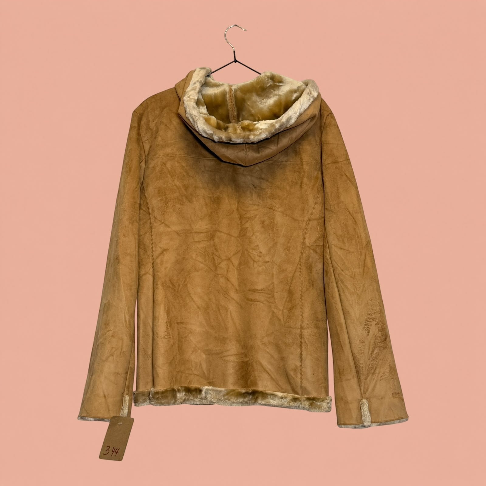 Chaqueta gamulan color camel con forro de piel sintética y capucha de Tuclosetrenovado.cl