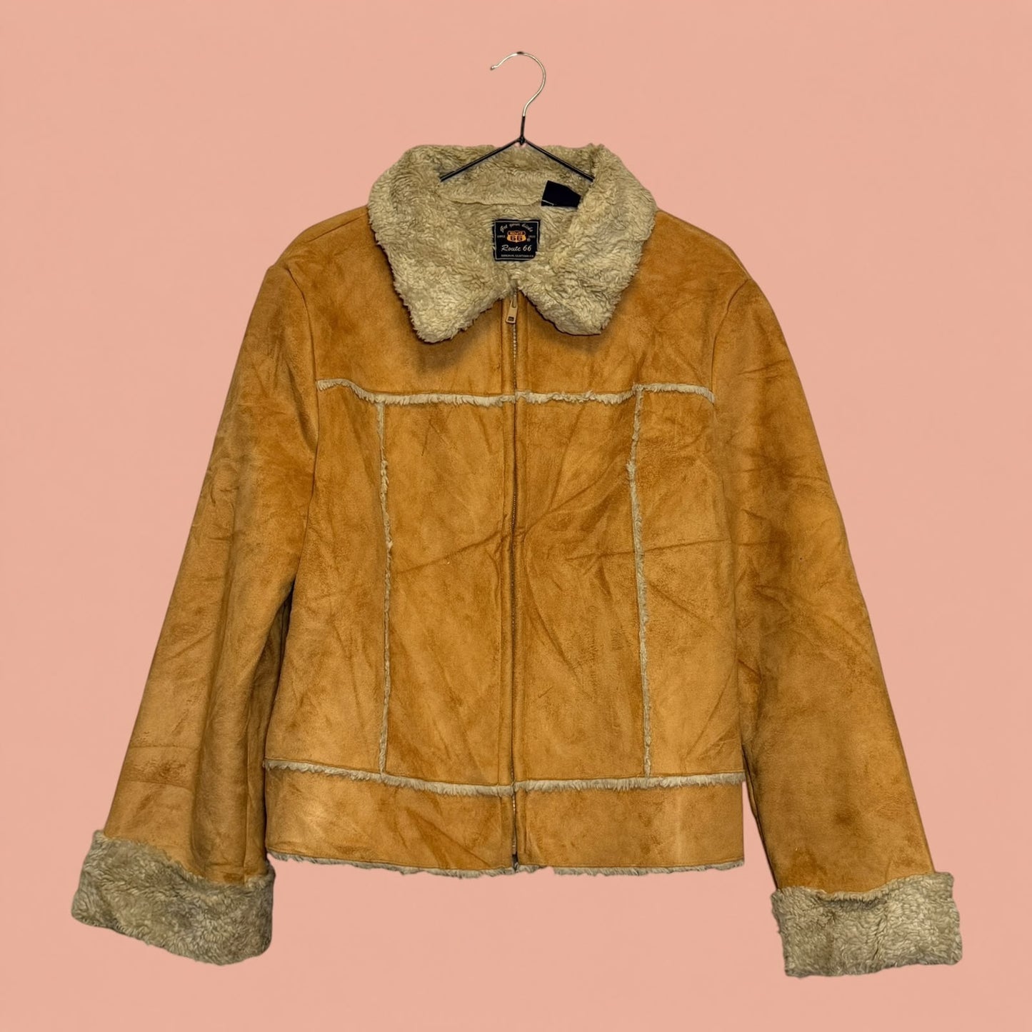 Chaqueta gamulan color camel de Tuclosetrenovado.cl con forro de piel sintética y cierre frontal
