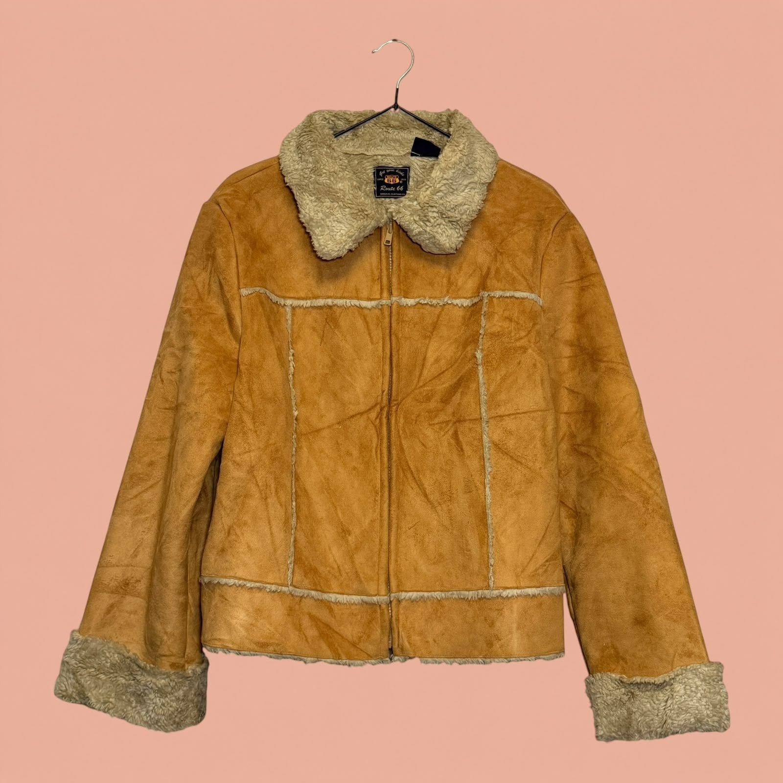 Chaqueta gamulan color camel de Tuclosetrenovado.cl con forro de piel sintética y cierre frontal