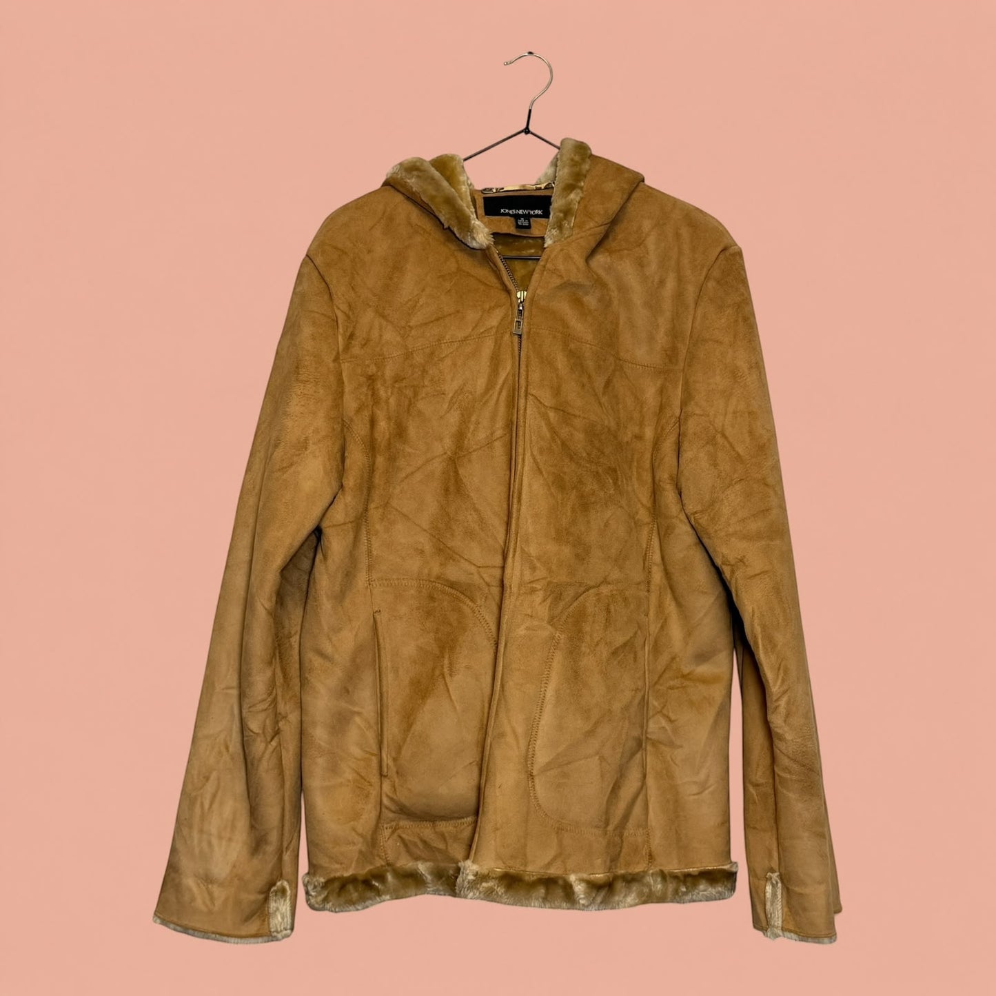 Chaqueta gamulan color camel de Tuclosetrenovado.cl con capucha, cierre frontal y forro de piel sintética