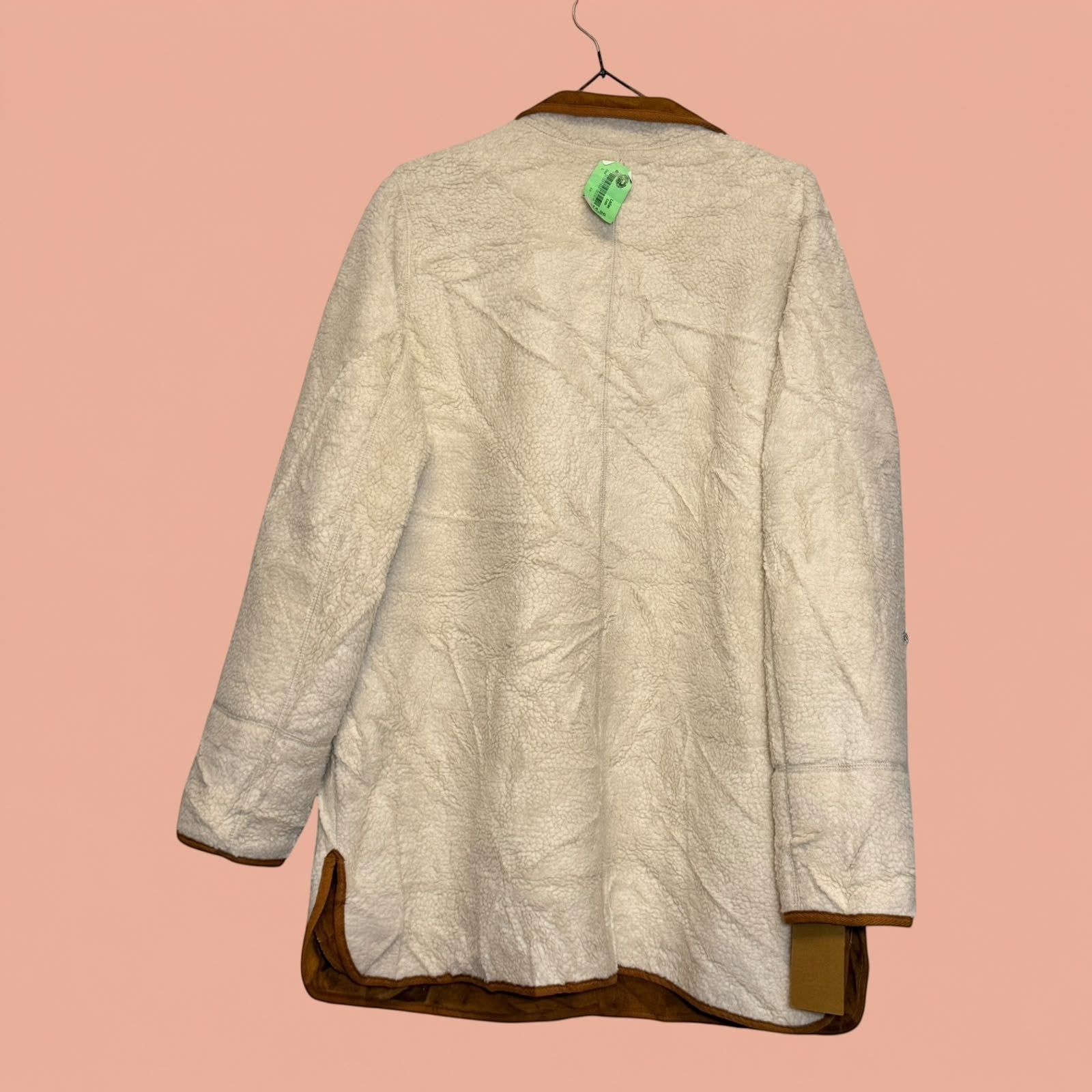 Chaqueta gamulan de segunda mano Tuclosetrenovado.cl en color crema con detalles en cuero marrón, vista trasera.