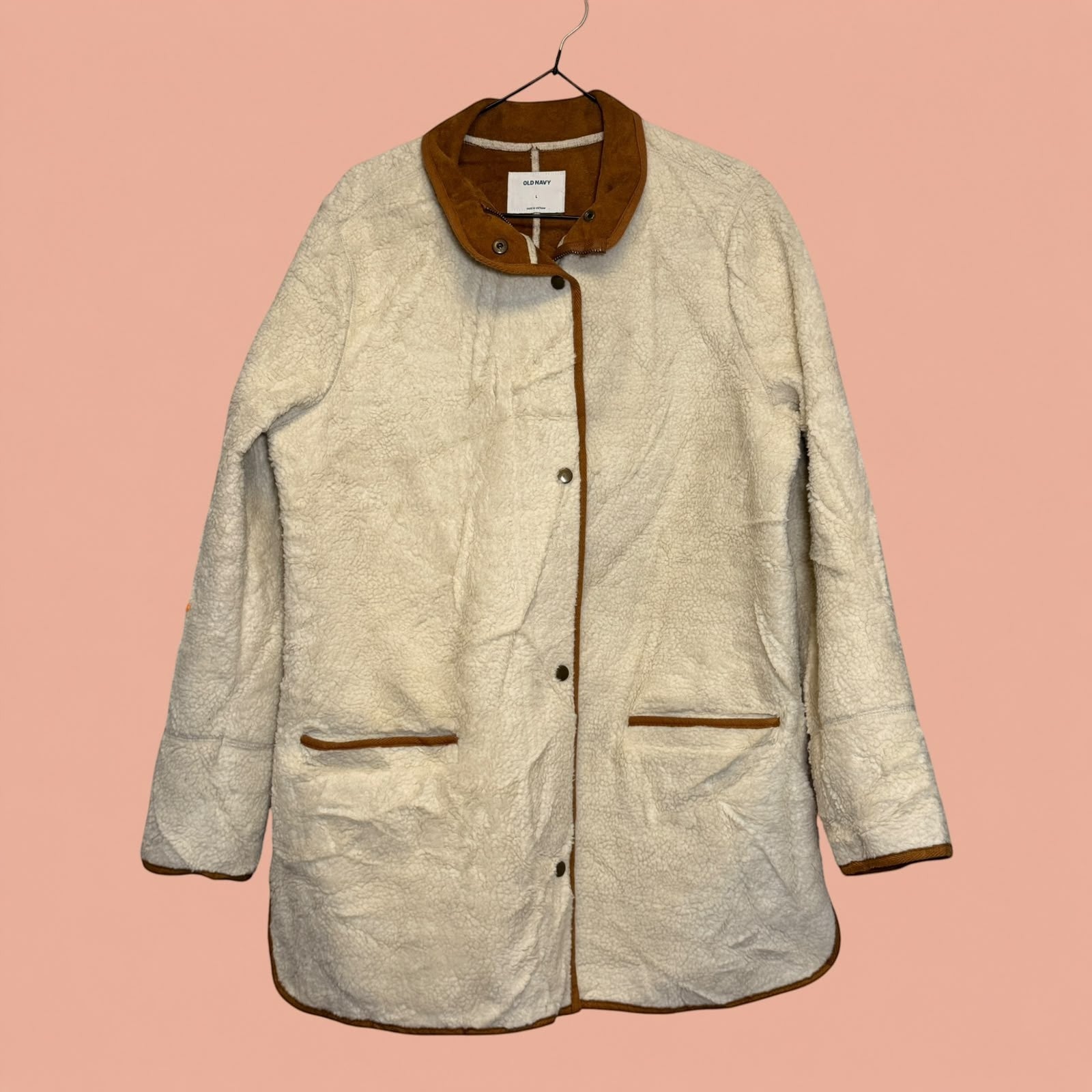 Chaqueta gamulan de chiporro color crema con detalles en café de Tuclosetrenovado.cl, estilo casual con botones.