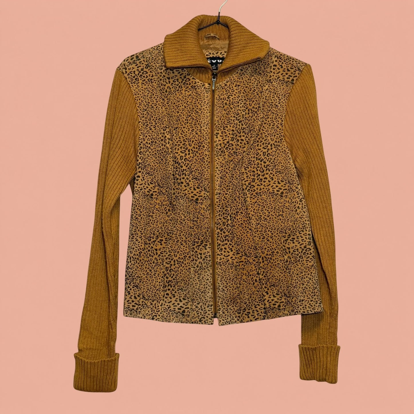 Chaqueta gamulan Tuclosetrenovado.cl con estampado de leopardo, mangas de punto color mostaza y cierre frontal.