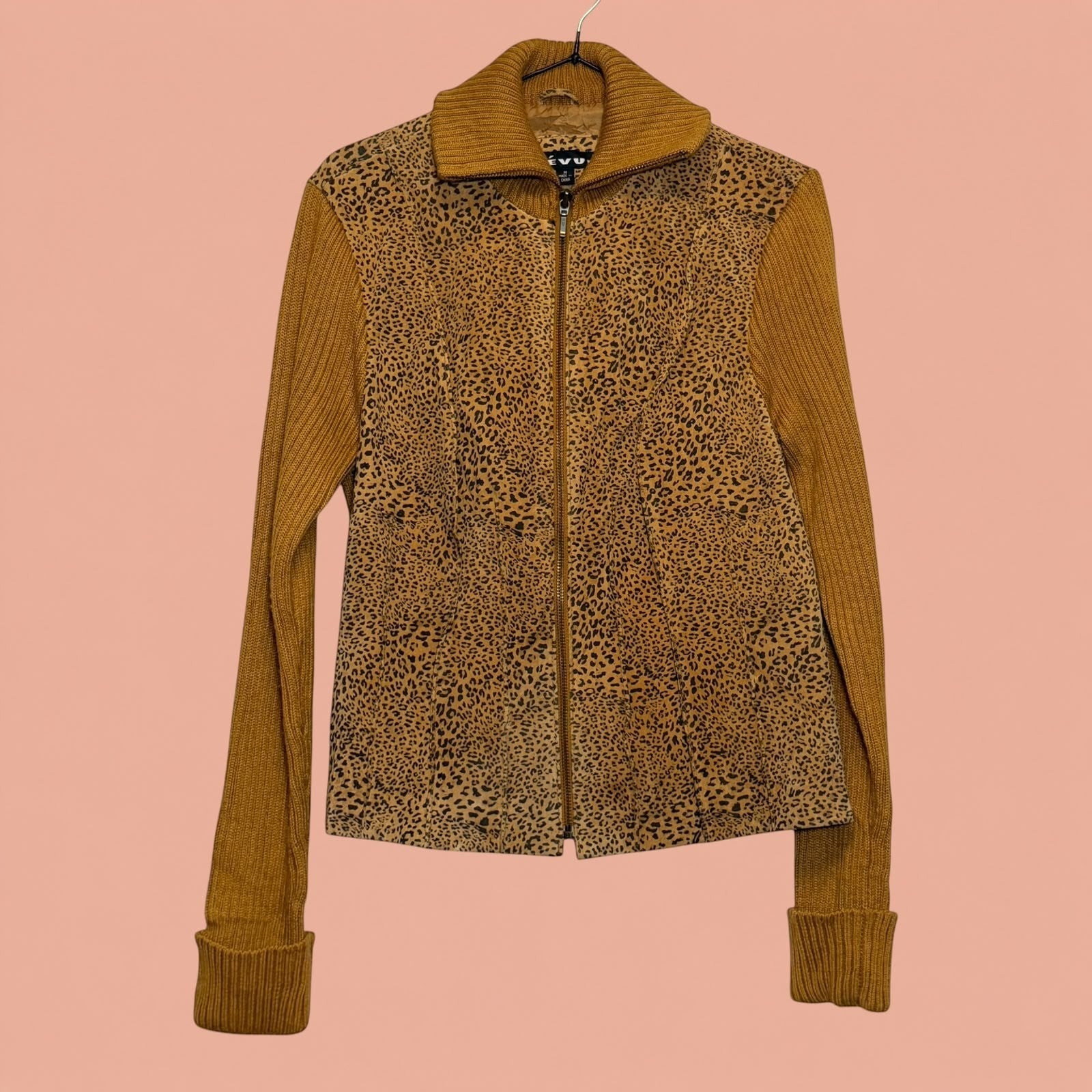 Chaqueta gamulan Tuclosetrenovado.cl con estampado de leopardo, mangas de punto color mostaza y cierre frontal.
