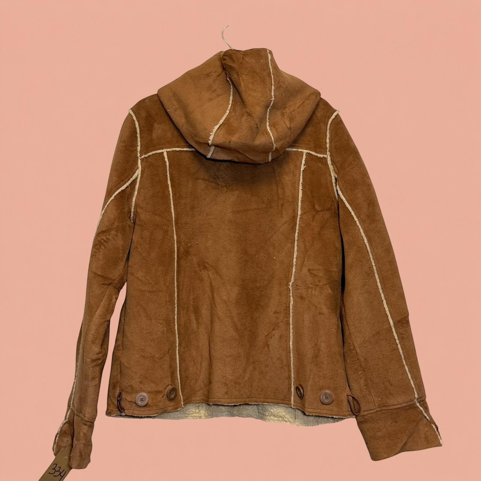 Chaqueta gamulan marrón de segunda mano con capucha y forro de borrego, disponible en Tuclosetrenovado.cl
