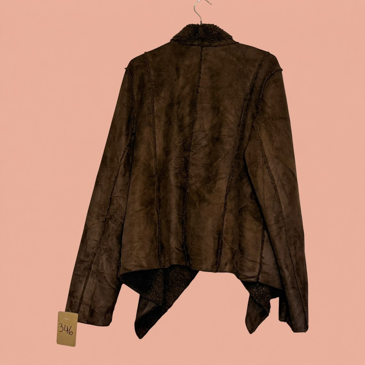 Chaqueta gamulan marrón de segunda mano de Tuclosetrenovado.cl con interior de borrego y costuras visibles